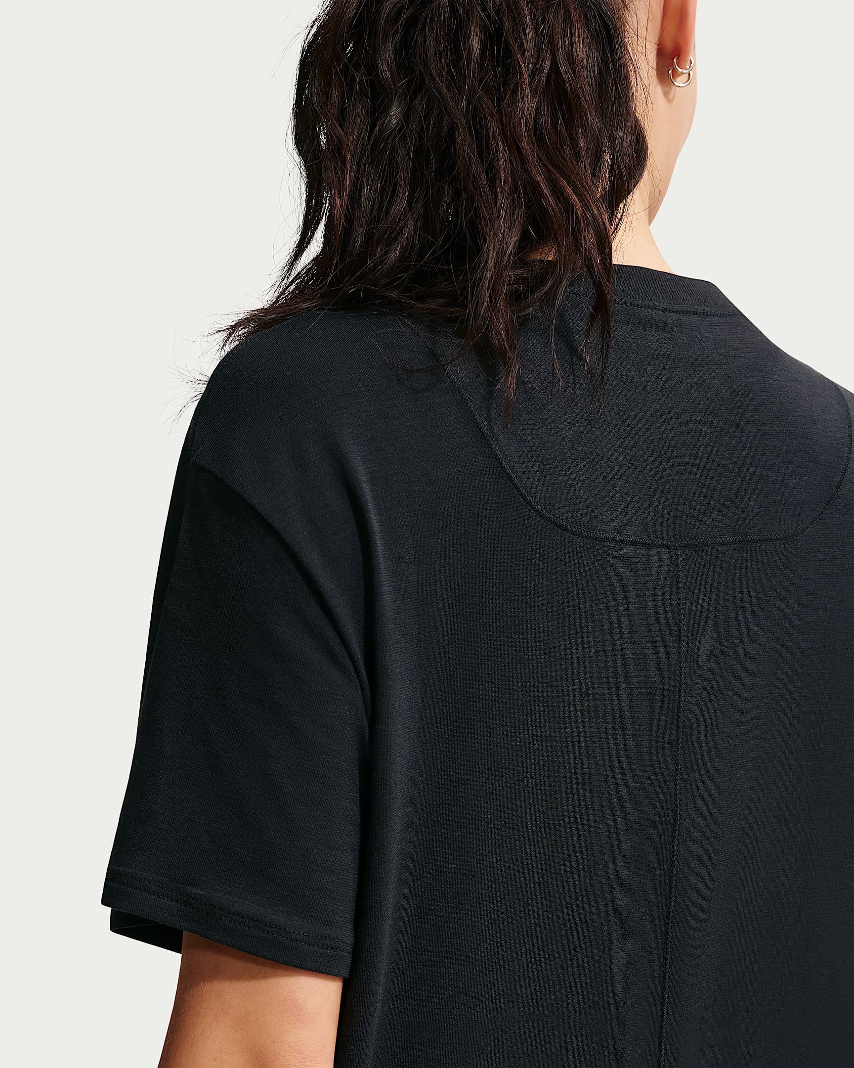 Nike One Relaxed Dri-FIT Kısa Kollu Kadın Üstü - Siyah/Beyaz