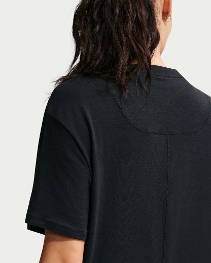 Nike One Relaxed Dri-FIT Kısa Kollu Kadın Üstü - Siyah/Beyaz