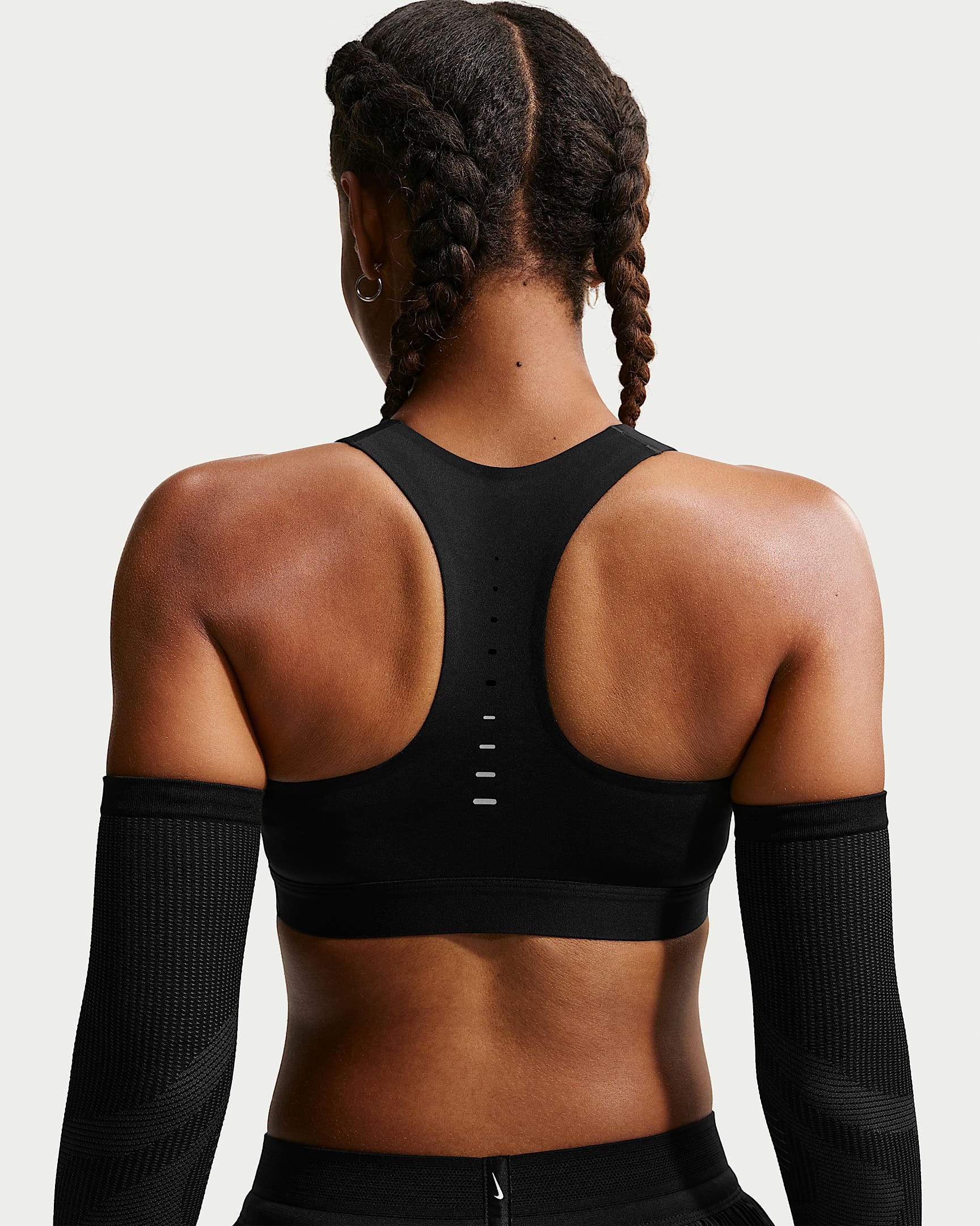 Nike Swift Yüksek Destekli Hafif Astarlı Kadın Spor Sütyeni - Siyah/Gümüş Rengi