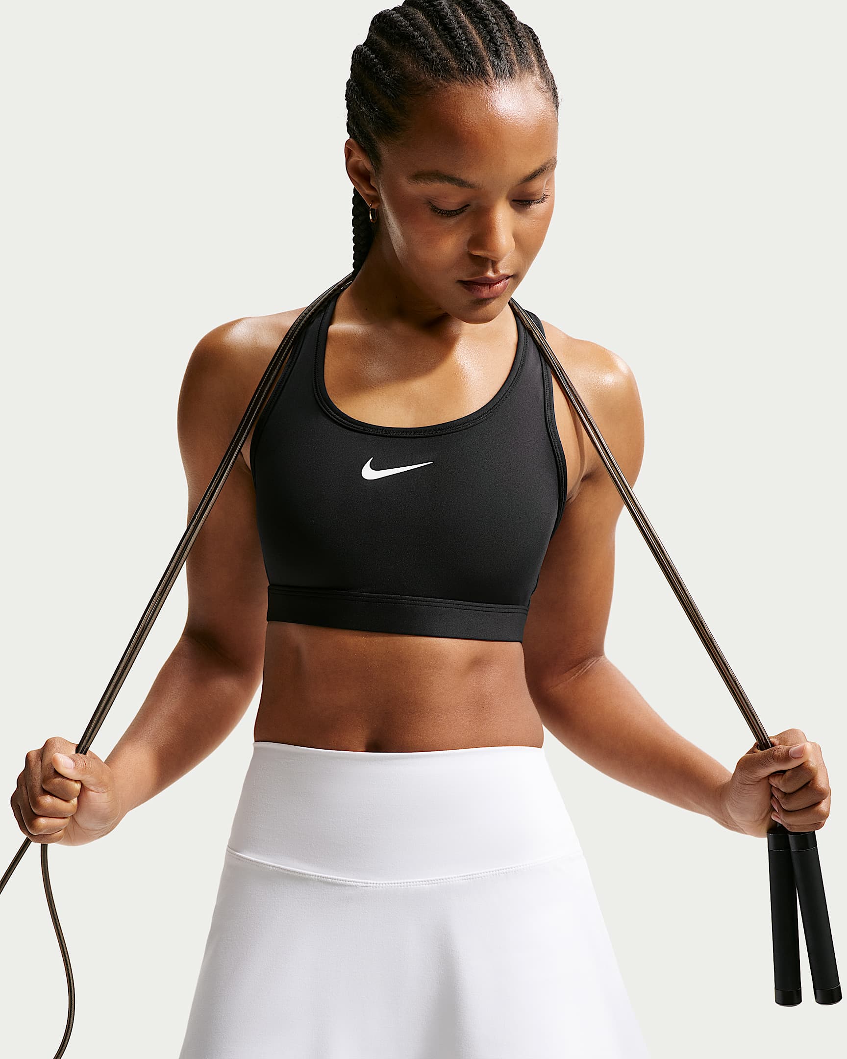 Nike Swoosh Orta Destekli Pedli Kadın Spor Sütyeni - Siyah/Beyaz