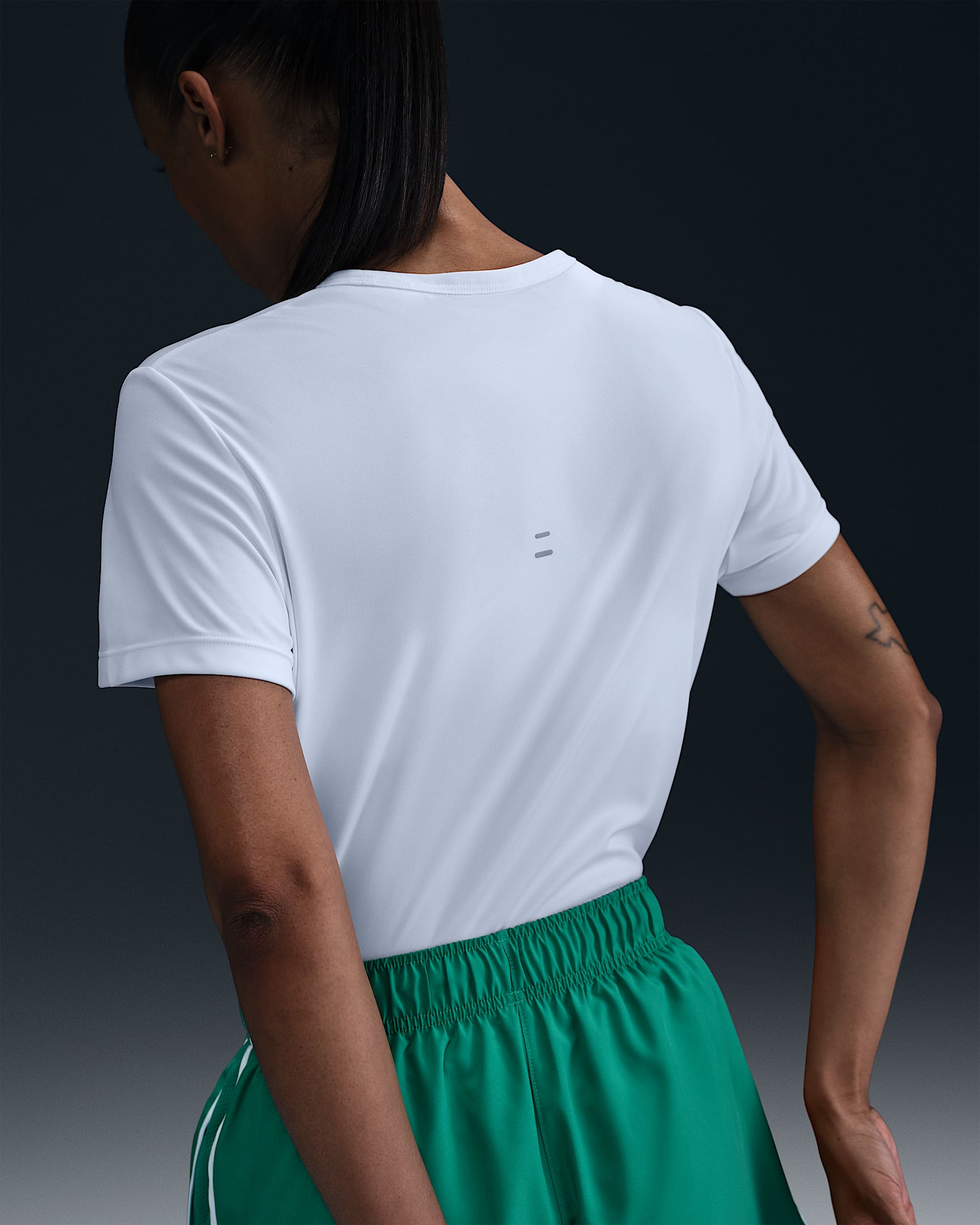 Nike Tempo Dri-FIT Kısa Kollu Kadın Koşu Üstü - Beyaz