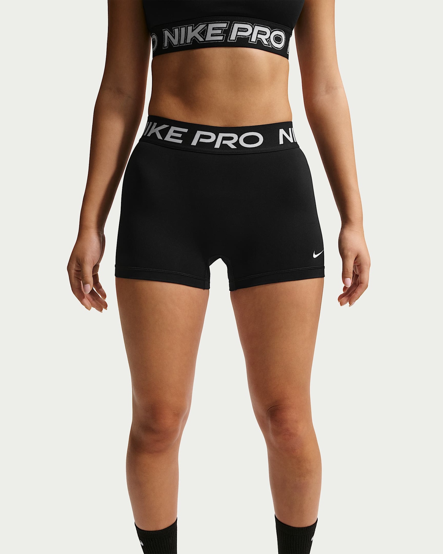Nike Pro Normal Belli 8 cm Kadın Bisiklet Şortu - Siyah/Beyaz