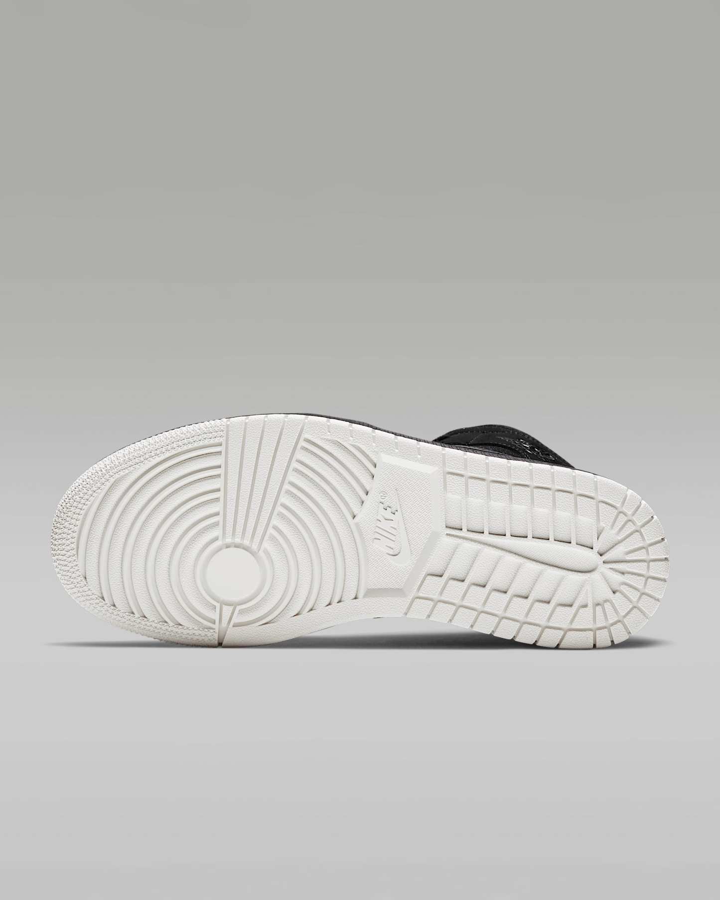 Air Jordan 1 Mid Kadın Ayakkabısı - Siyah/Beyaz/Phantom