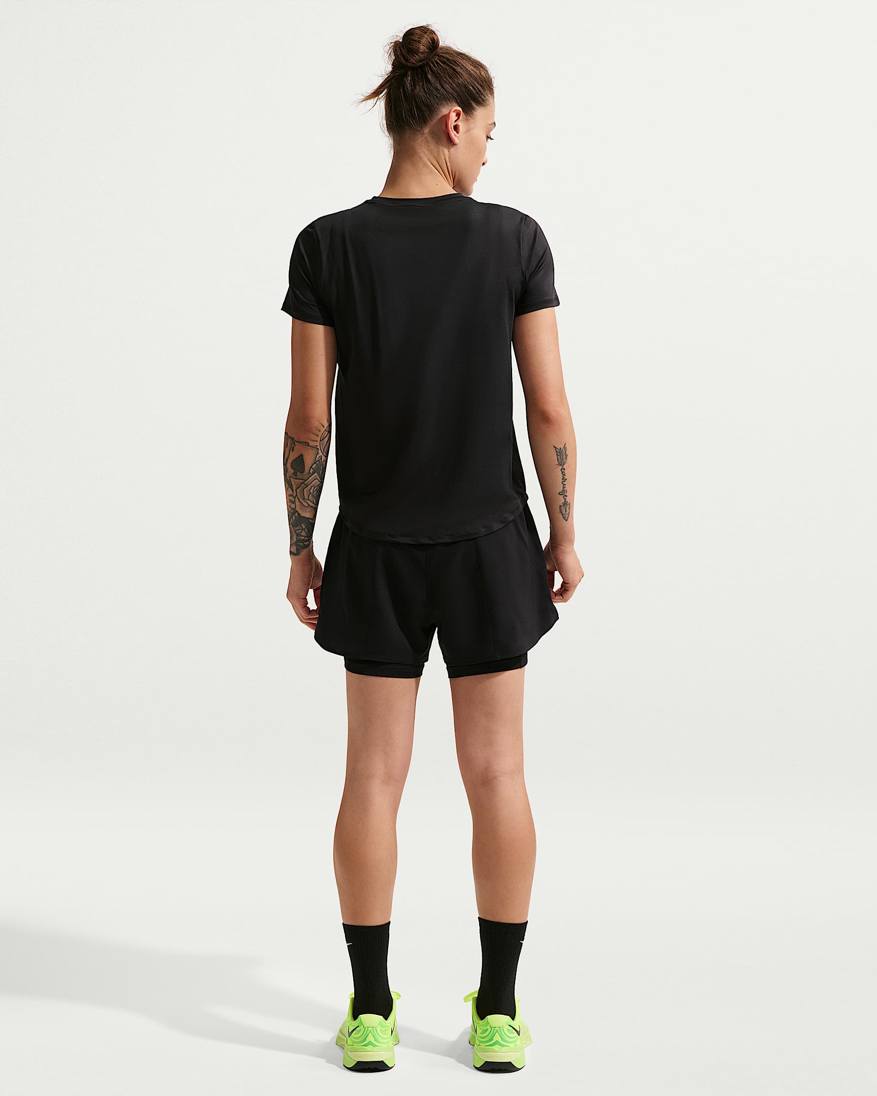 Nike One Classic Dri-FIT Kısa Kollu Kadın Üstü - Siyah/Beyaz