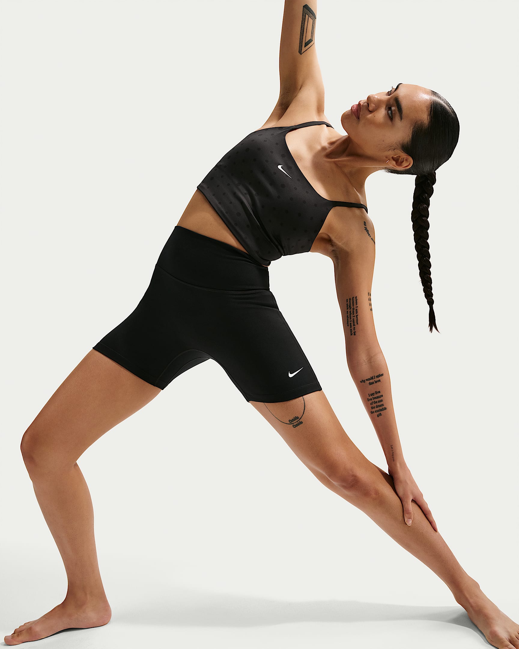 Nike One Yüksek Belli 13 cm Kadın Bisiklet Şortu - Siyah/Beyaz