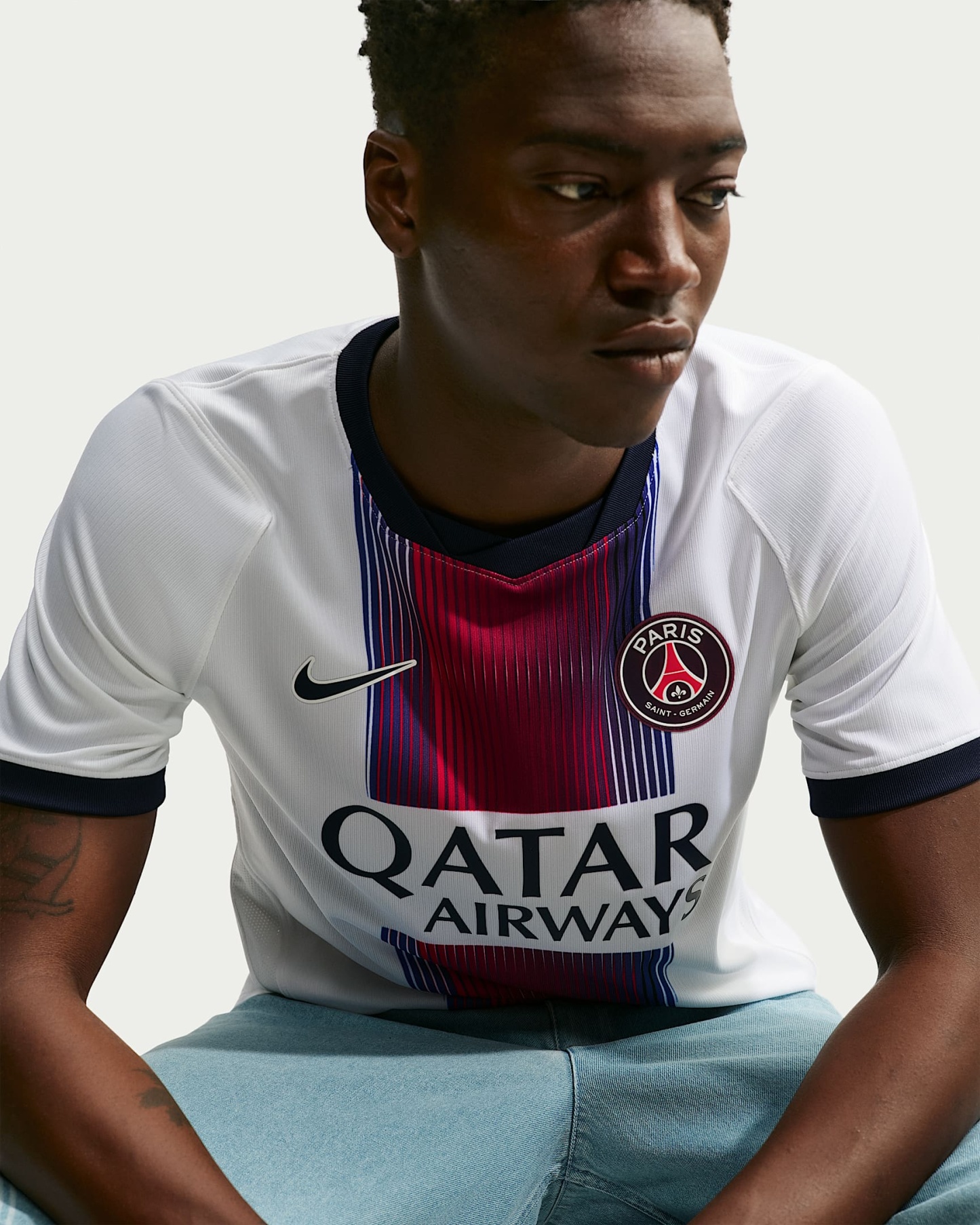 Paris Saint-Germain 2026/27 Stadyum Deplasman Nike Dri-FIT Erkek Futbol Taraftar Forması - Beyaz/College Navy/Global Red/College Navy