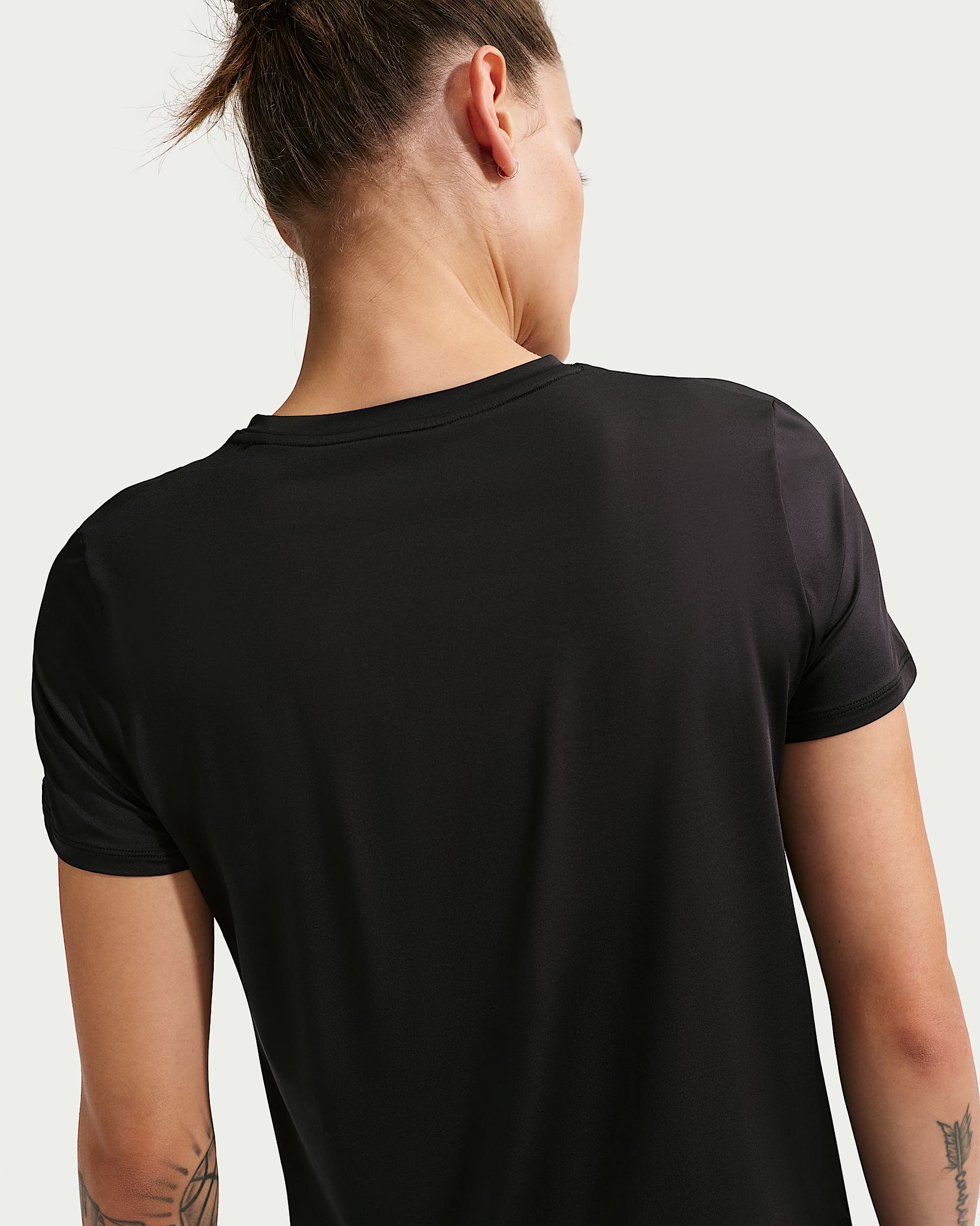 Nike One Classic Dri-FIT Kısa Kollu Kadın Üstü - Siyah/Beyaz