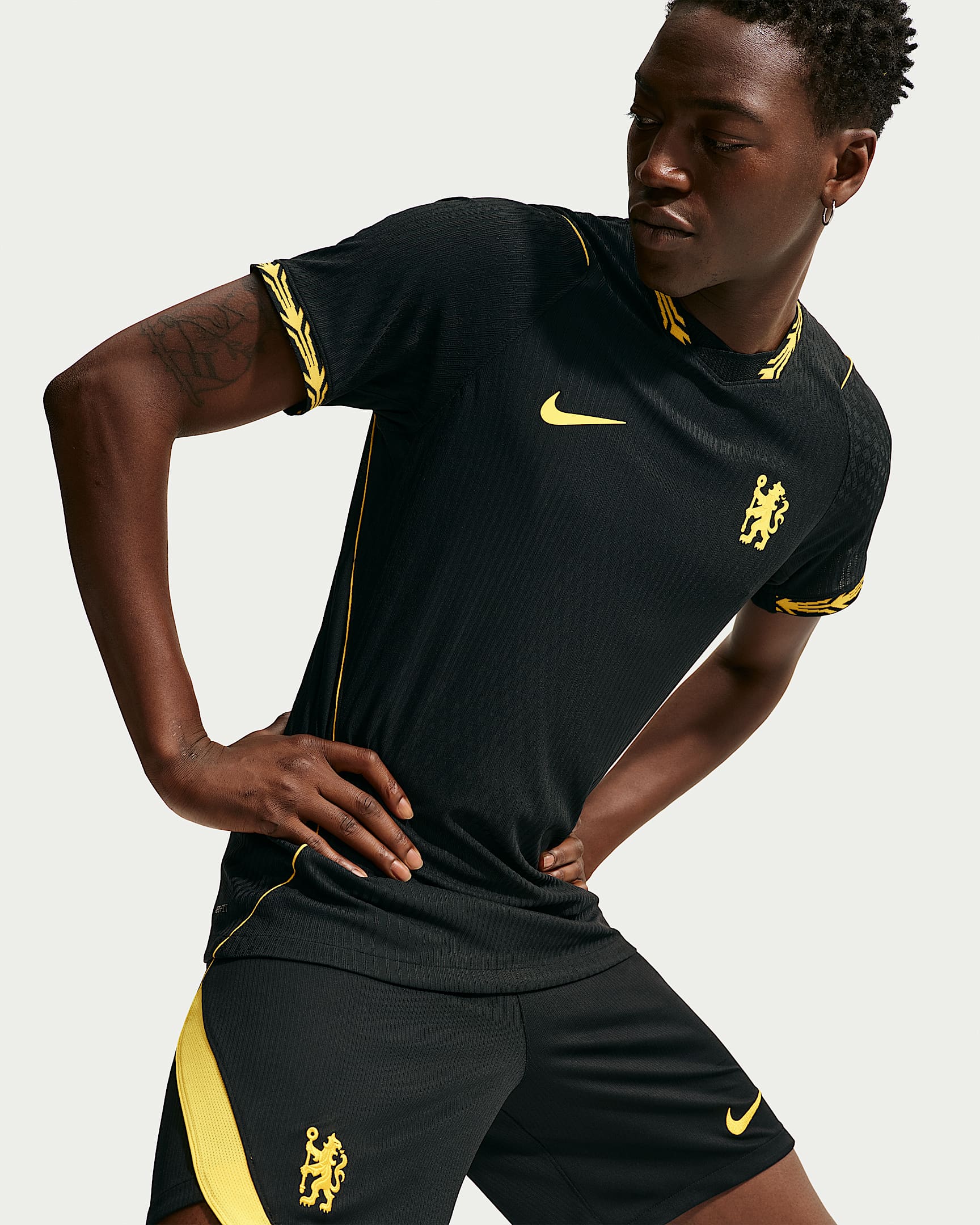 Chelsea FC 2026/27 Maç Deplasman Nike Aero-FIT Orijinal Erkek Futbol Forması - Siyah/Midwest Gold/Midwest Gold