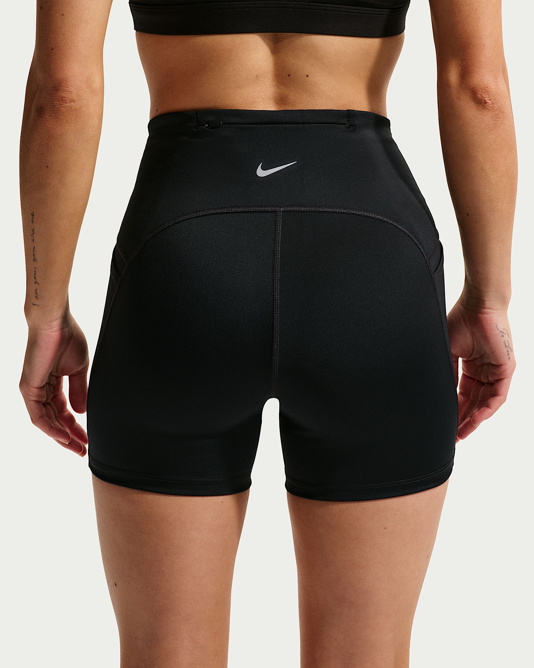 Nike Swift Yüksek Belli 10 cm Sıkı Kesimli Cepli Kadın Koşu Şortu - Siyah