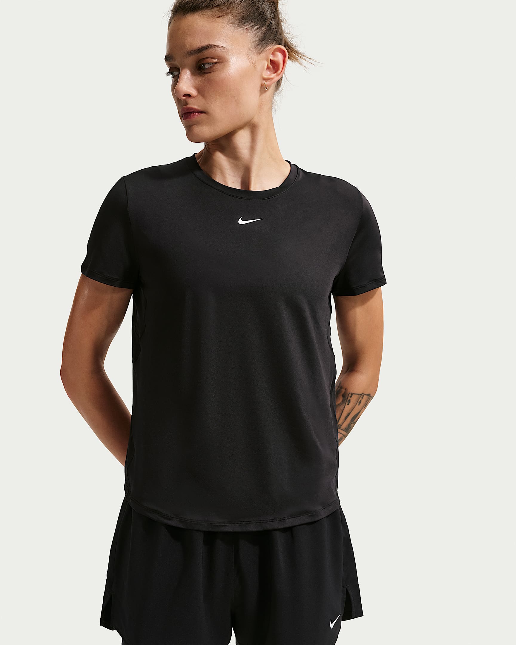 Nike One Classic Dri-FIT Kısa Kollu Kadın Üstü - Siyah/Beyaz