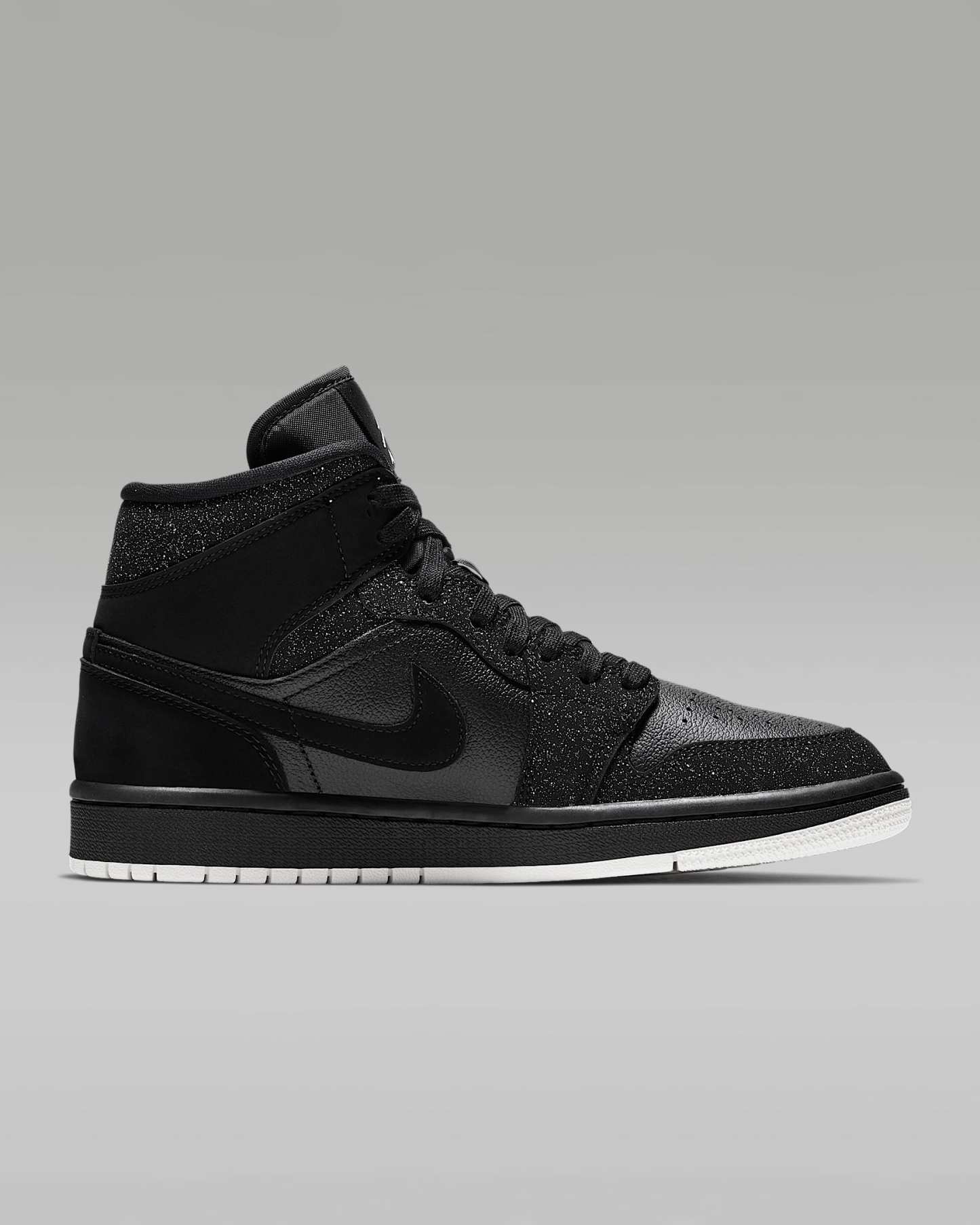 Air Jordan 1 Mid Kadın Ayakkabısı - Siyah/Beyaz/Phantom