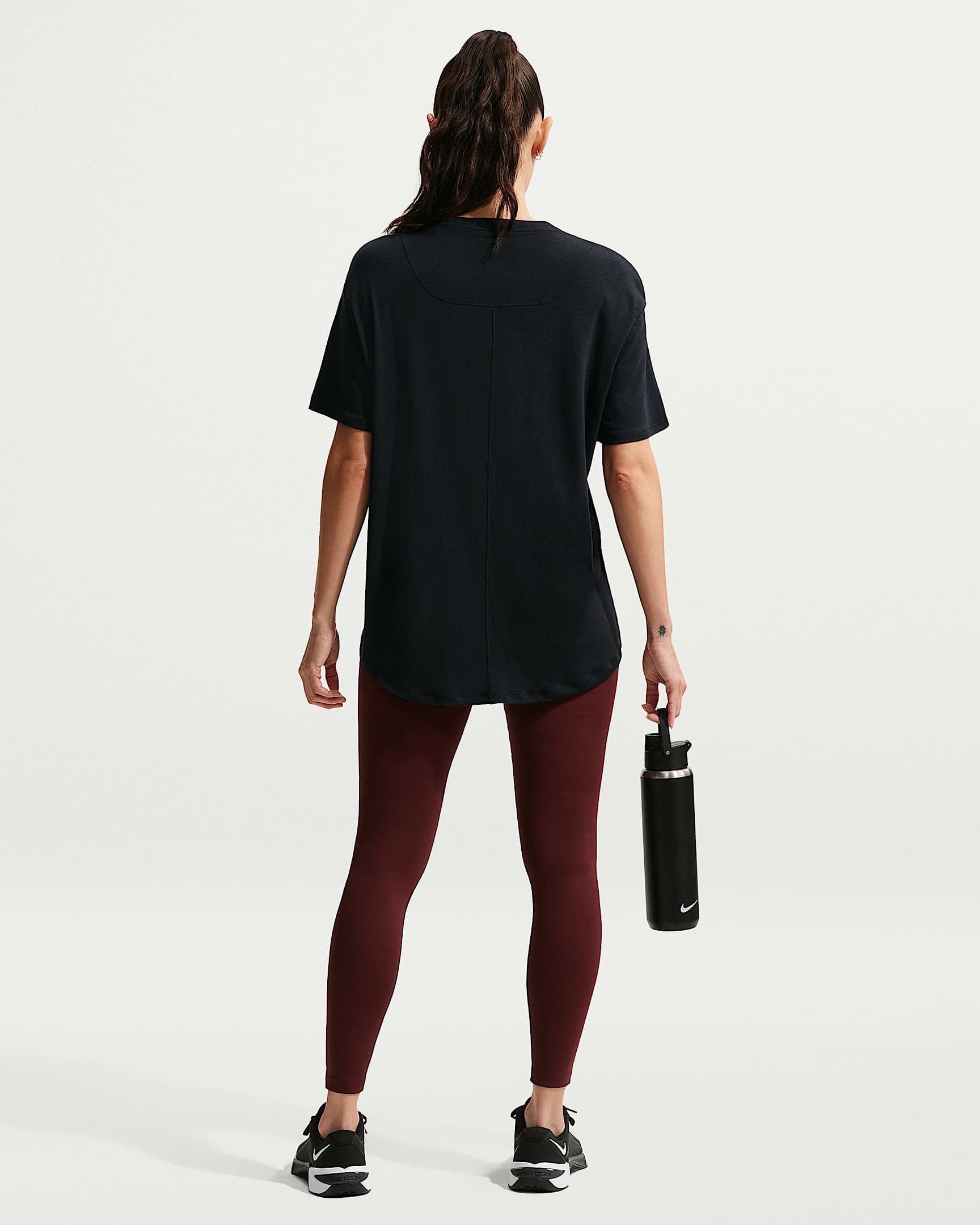 Nike One Relaxed Dri-FIT Kısa Kollu Kadın Üstü - Siyah/Beyaz
