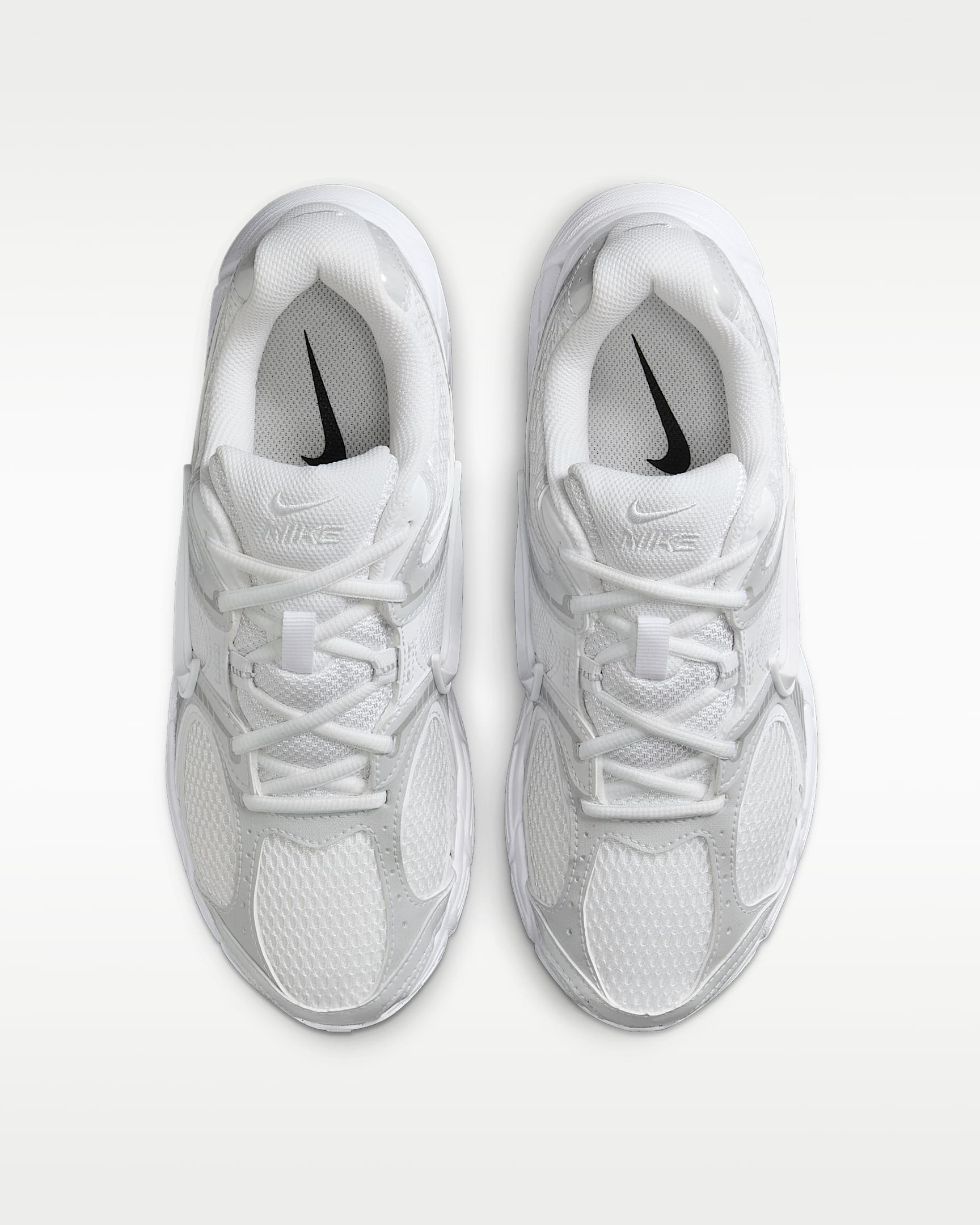 Nike V5 RNR Yansıtıcı Tasarım Vurgulu Kadın Ayakkabısı - Beyaz/Siyah/Metallic Silver/Beyaz