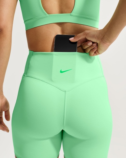 Nike Universa Yüksek Belli Ön Dikişsiz 13 cm Kadın Bisiklet Şortu - Illusion Green/Light Green Spark/Green Spark