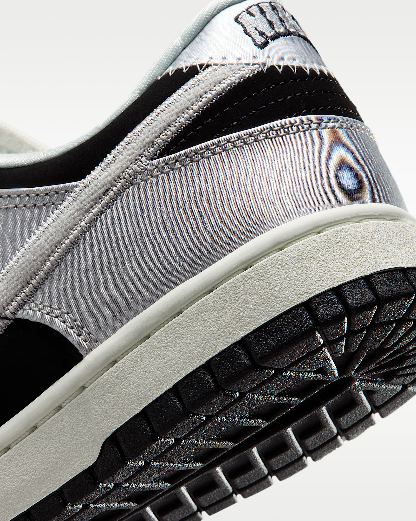 Nike Dunk Low Retro Erkek Ayakkabısı - Metallic Silver/Siyah/Sail/Metallic Silver