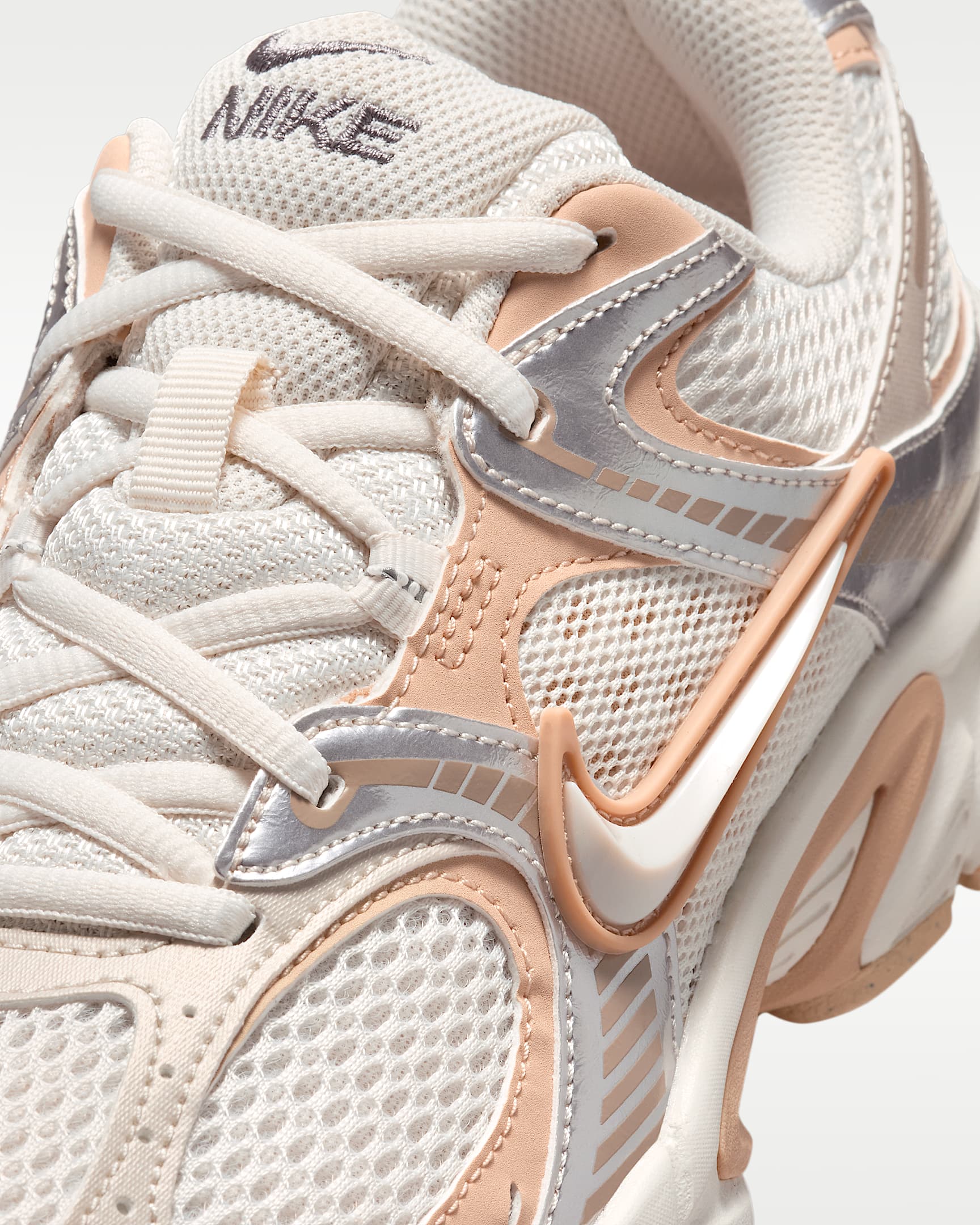Nike V5 RNR Yansıtıcı Tasarım Vurgulu Kadın Ayakkabısı - Phantom/Chalk/Shimmer/Phantom