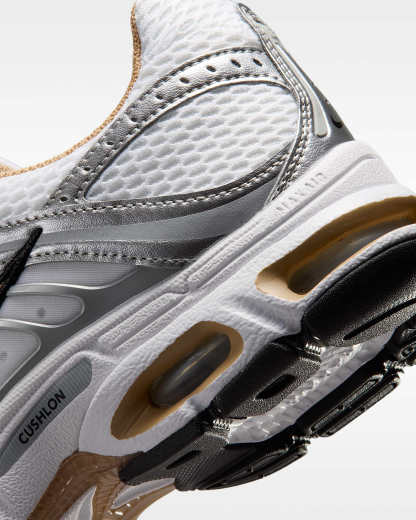 Yansıtıcı Vurgulara Sahip Nike Air Max Moto 2K Kadın Ayakkabısı - Beyaz/Metallic Silver/Siyah/British Khaki