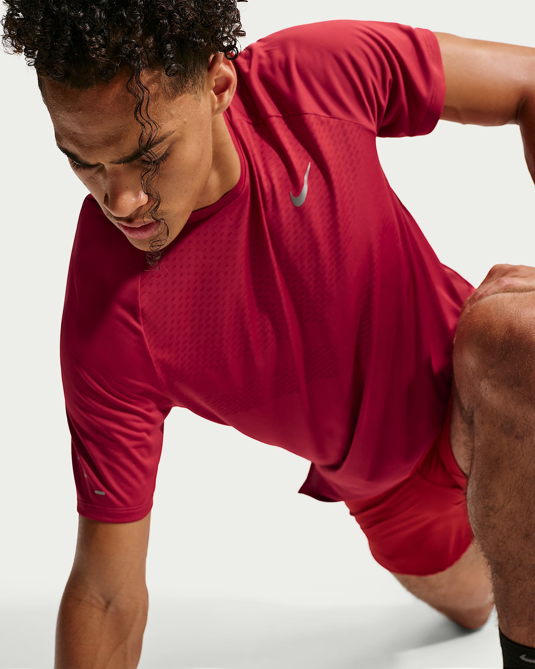 Nike Stride Dri-FIT ADV Kısa Kollu Erkek Koşu Üstü - Tough Red