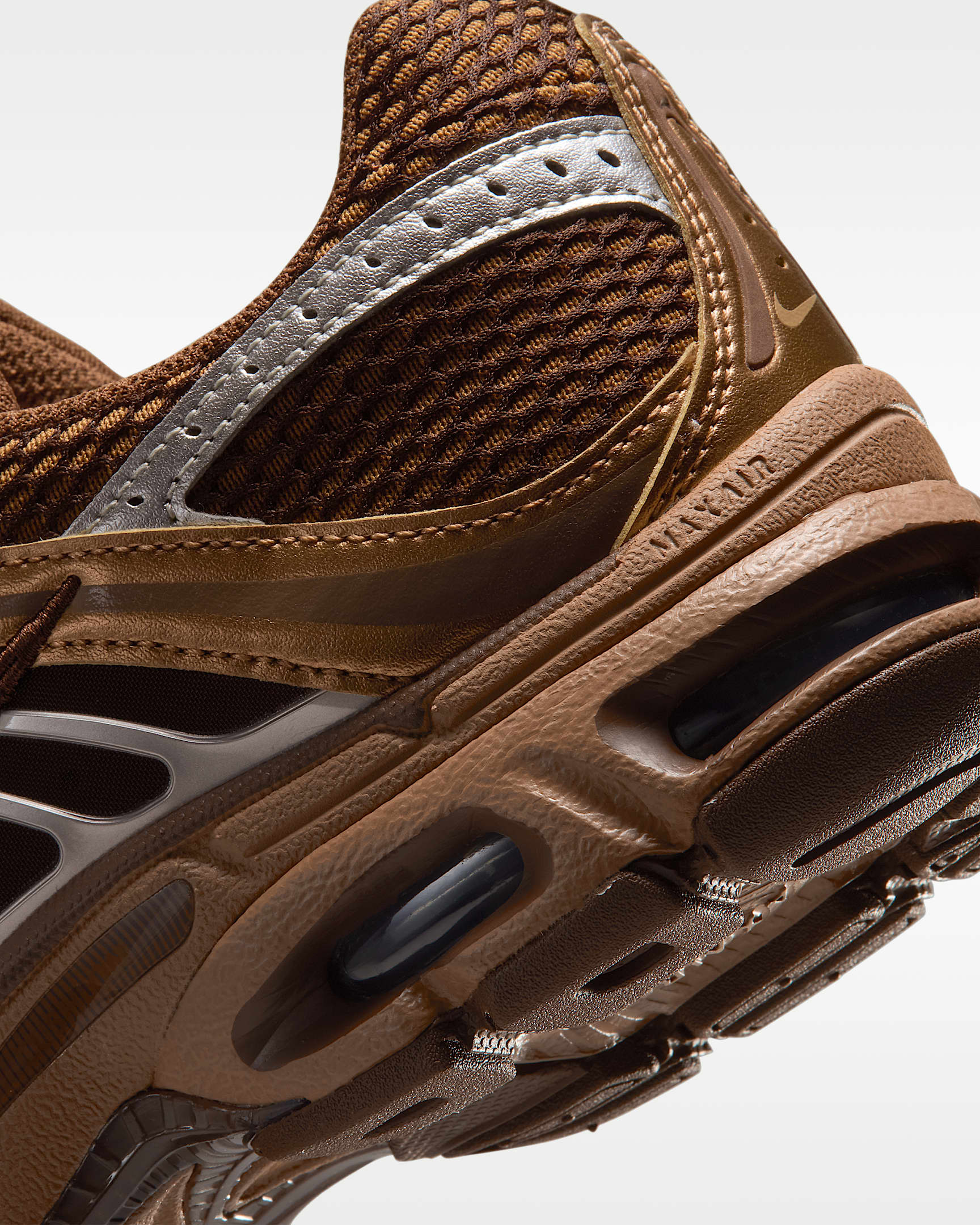 Yansıtıcı Vurgulara Sahip Nike Air Max Moto 2K Kadın Ayakkabısı - Light British Tan/Cacao Wow/Metallic Silver/Dark Driftwood