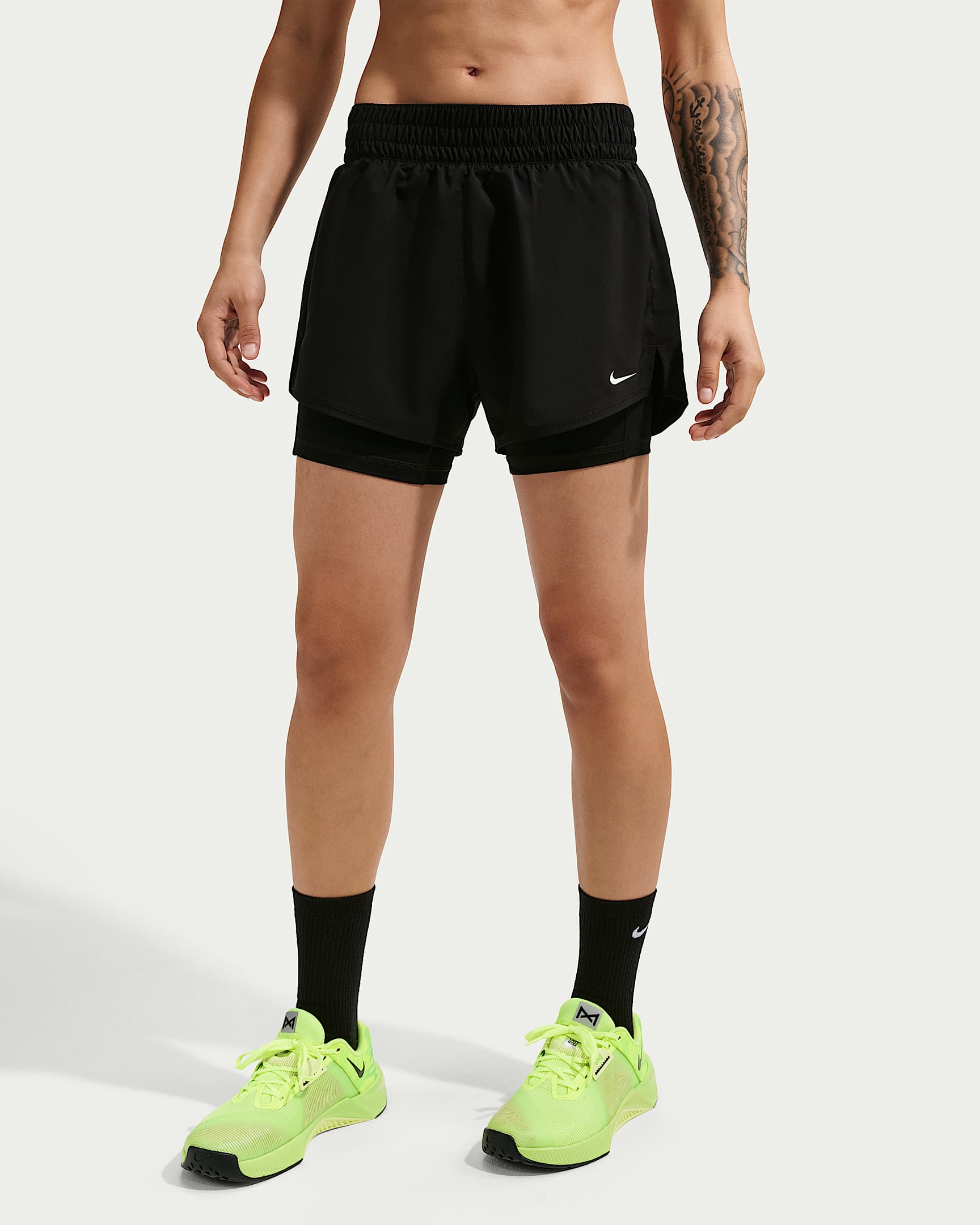 Nike One Dri-FIT Yüksek Belli 8 cm 2'si 1 Arada Kadın Şortu - Siyah/Beyaz