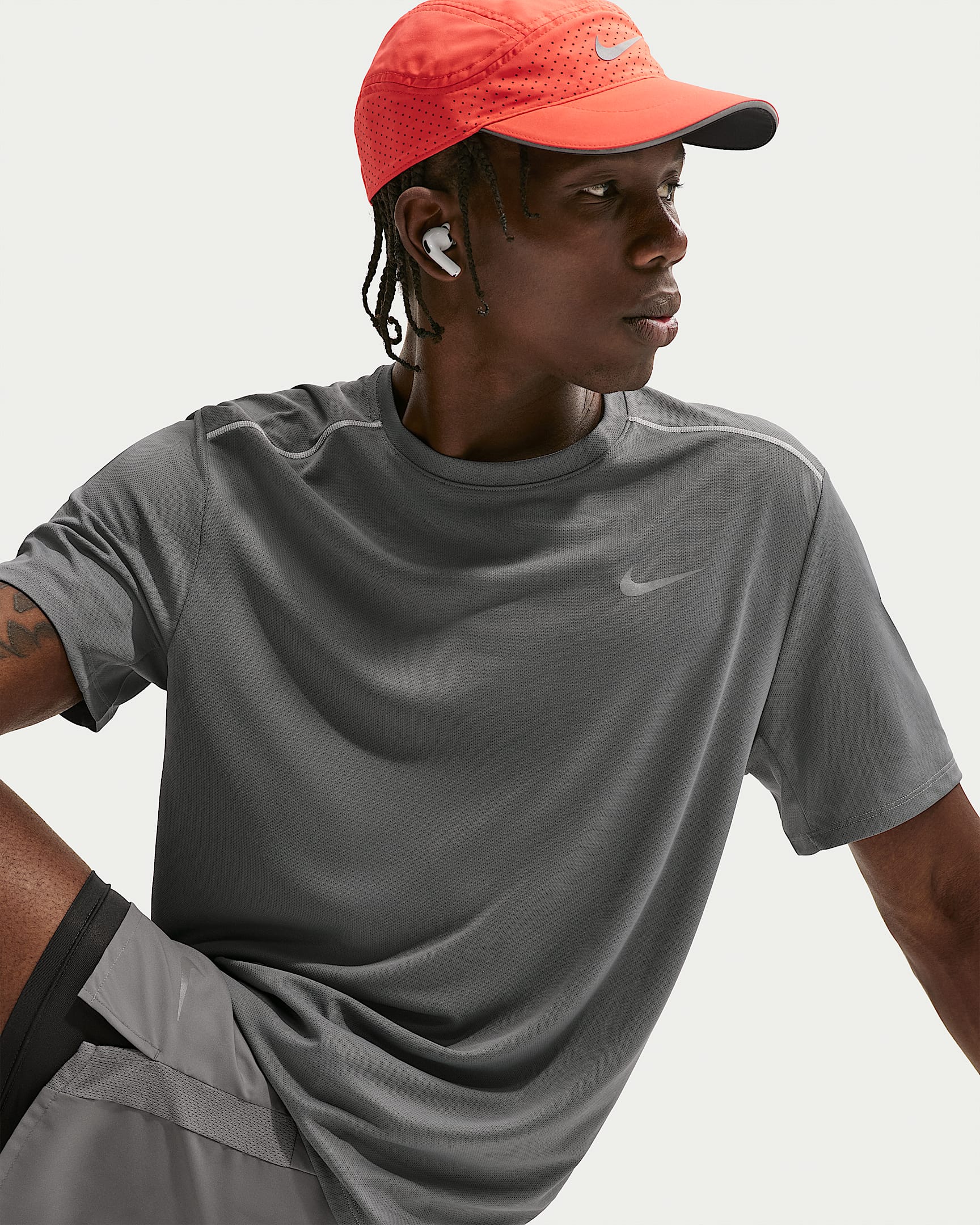 Nike Miler Dri-FIT Kısa Kollu Erkek Koşu Üstü - Smoke Grey/Iron Grey