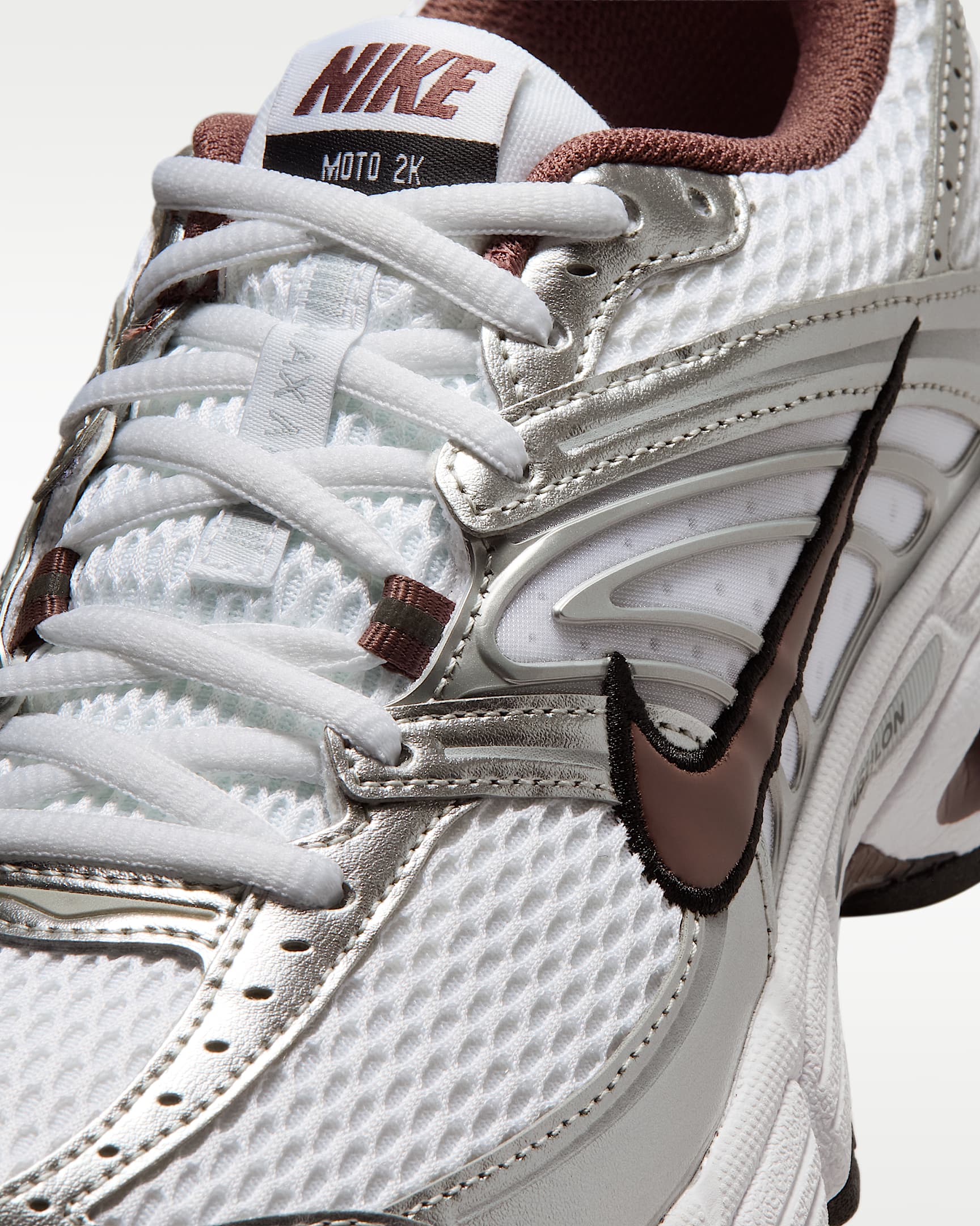 Yansıtıcı Vurgulara Sahip Nike Air Max Moto 2K Kadın Ayakkabısı - Beyaz/Metallic Silver/Siyah/Tattoo