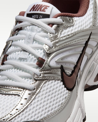Yansıtıcı Vurgulara Sahip Nike Air Max Moto 2K Kadın Ayakkabısı - Beyaz/Metallic Silver/Siyah/Tattoo