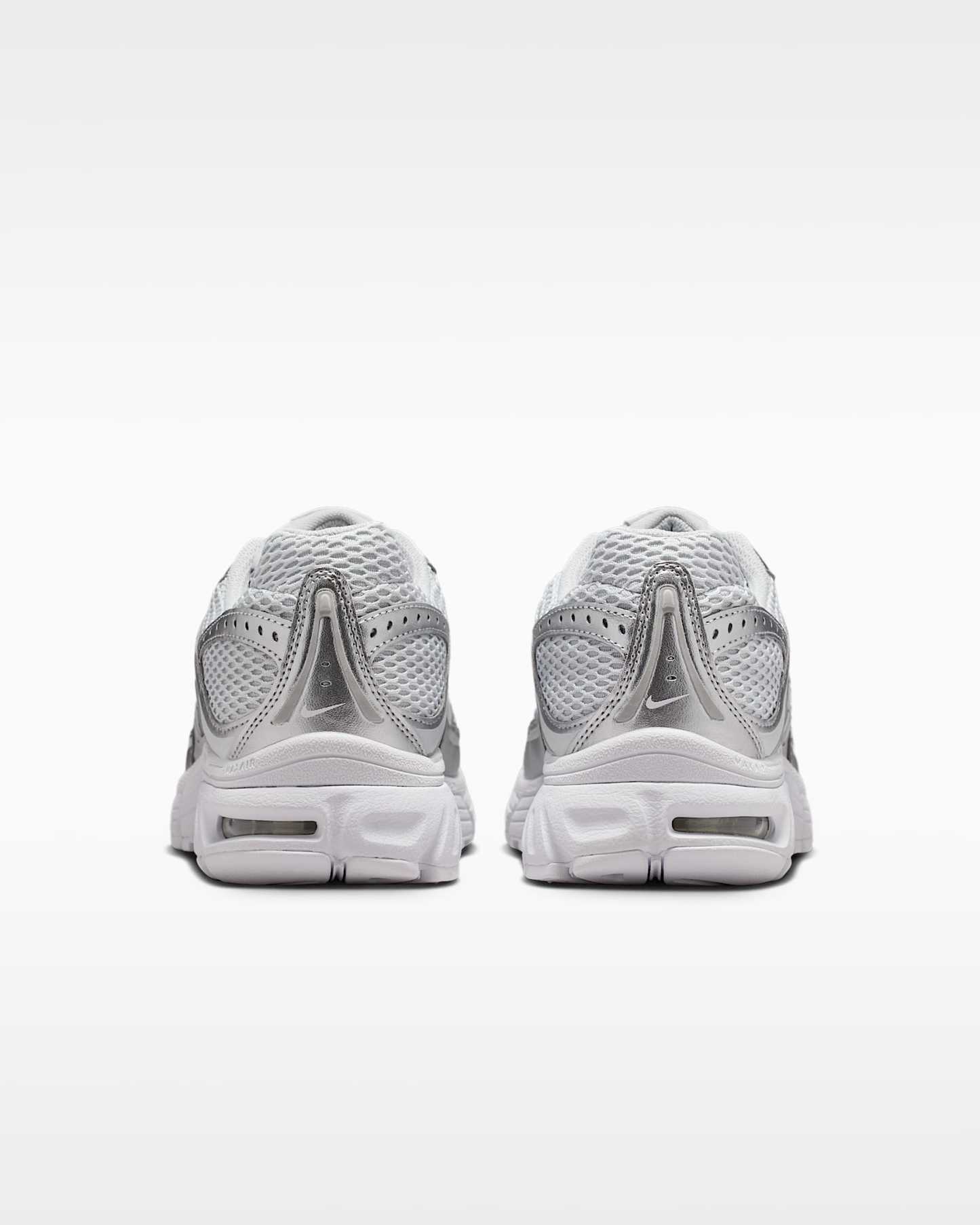 Yansıtıcı Vurgulara Sahip Nike Air Max Moto 2K Kadın Ayakkabısı - Grey Fog/Metallic Silver/Beyaz