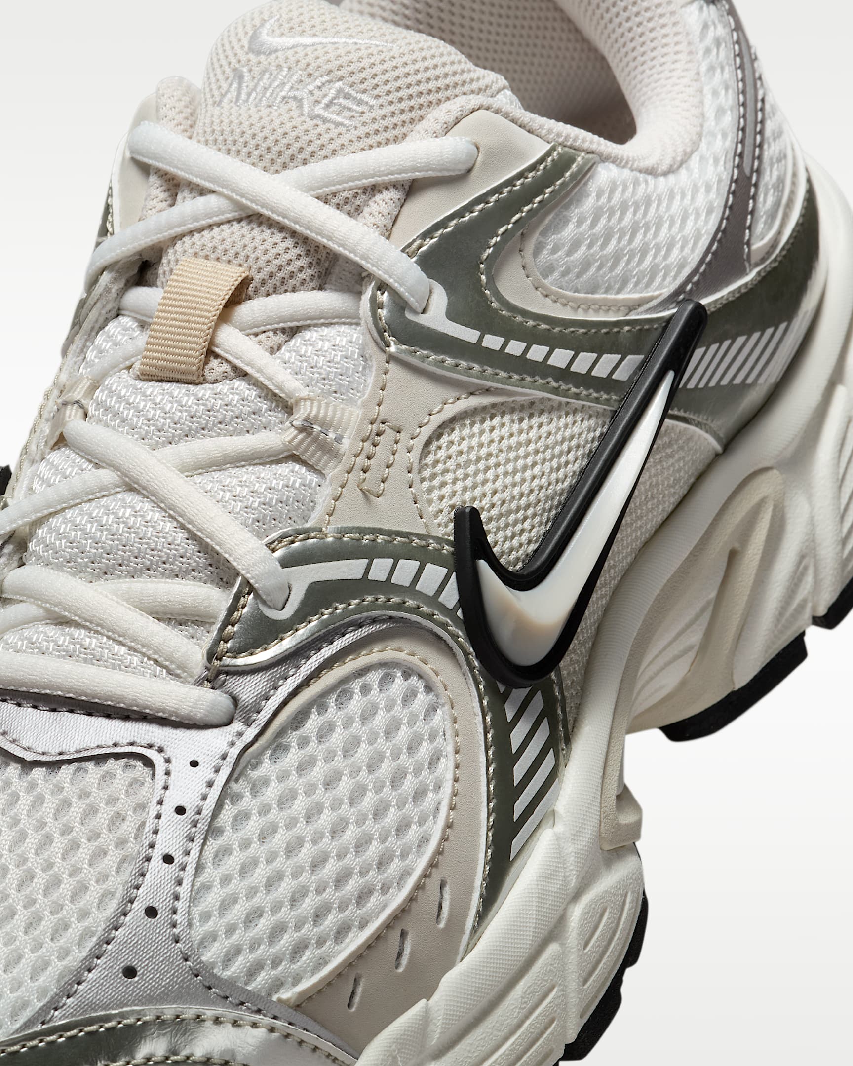 Nike V5 RNR Yansıtıcı Tasarım Vurgulu Kadın Ayakkabısı - Summit White/Sail/Siyah/Light Orewood Brown