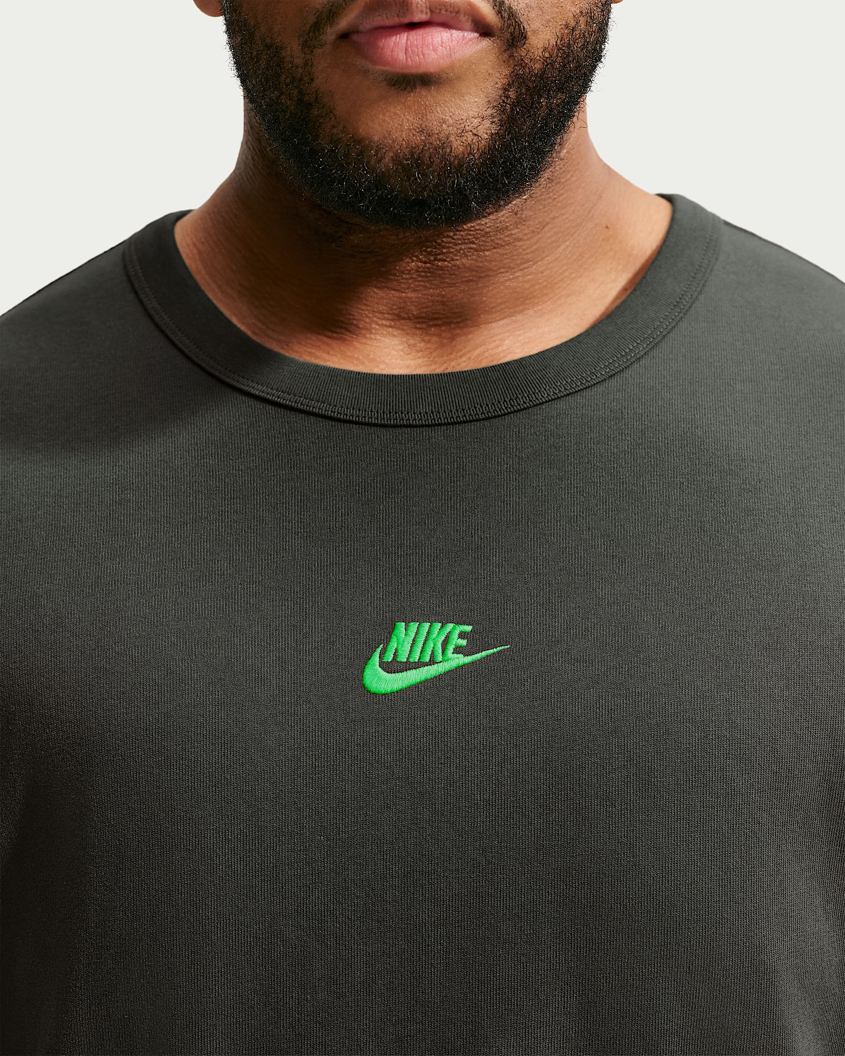 Nike Sportswear Premium Essentials Erkek Tişörtü - Newsprint