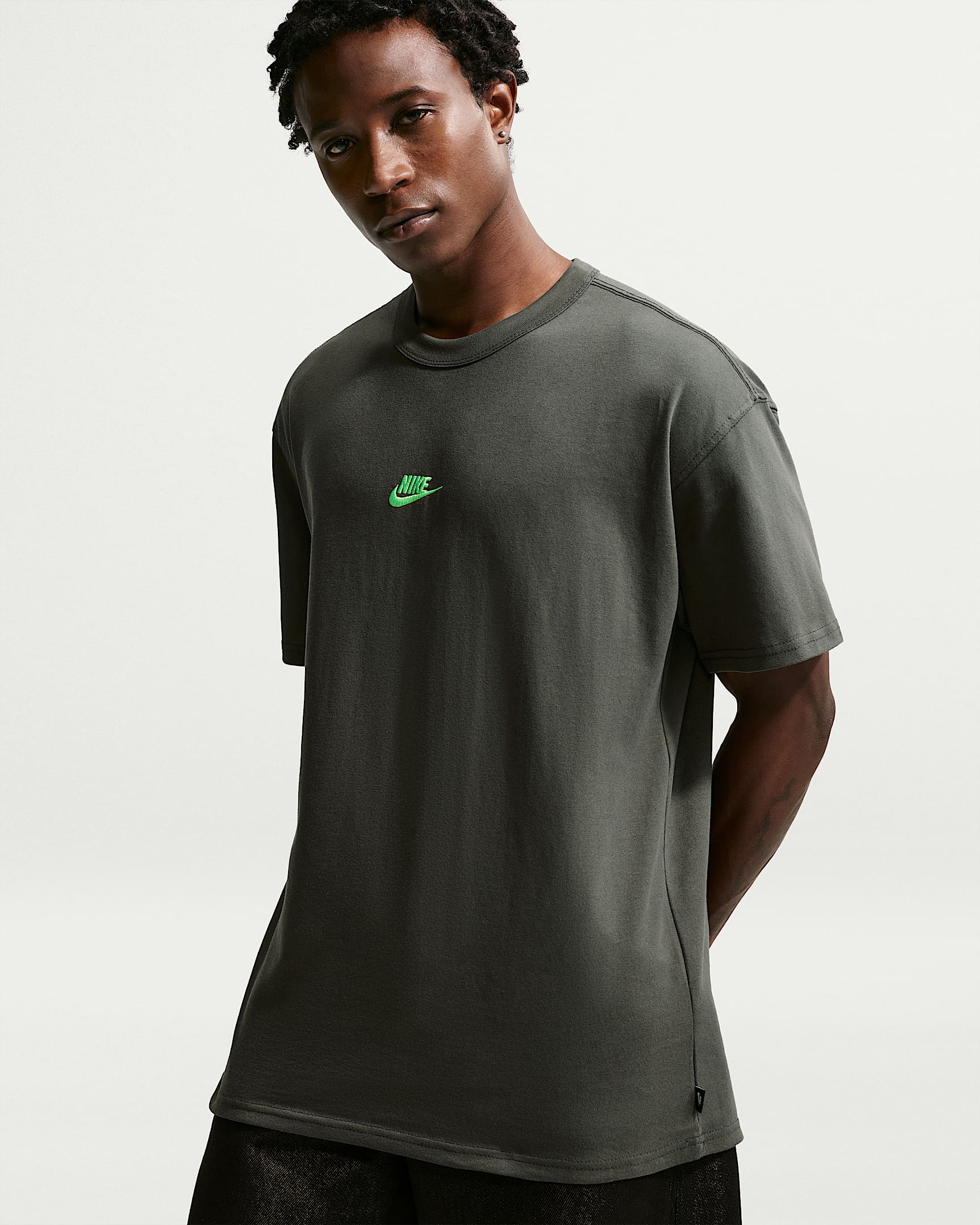 Nike Sportswear Premium Essentials Erkek Tişörtü - Newsprint
