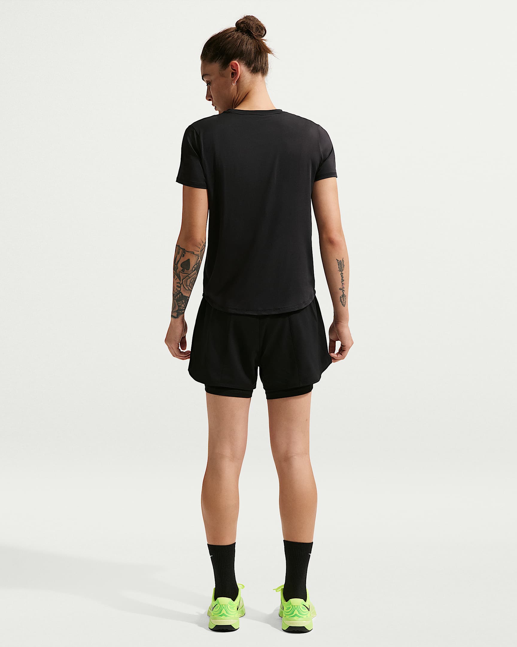 Nike One Dri-FIT Yüksek Belli 8 cm 2'si 1 Arada Kadın Şortu - Siyah/Beyaz
