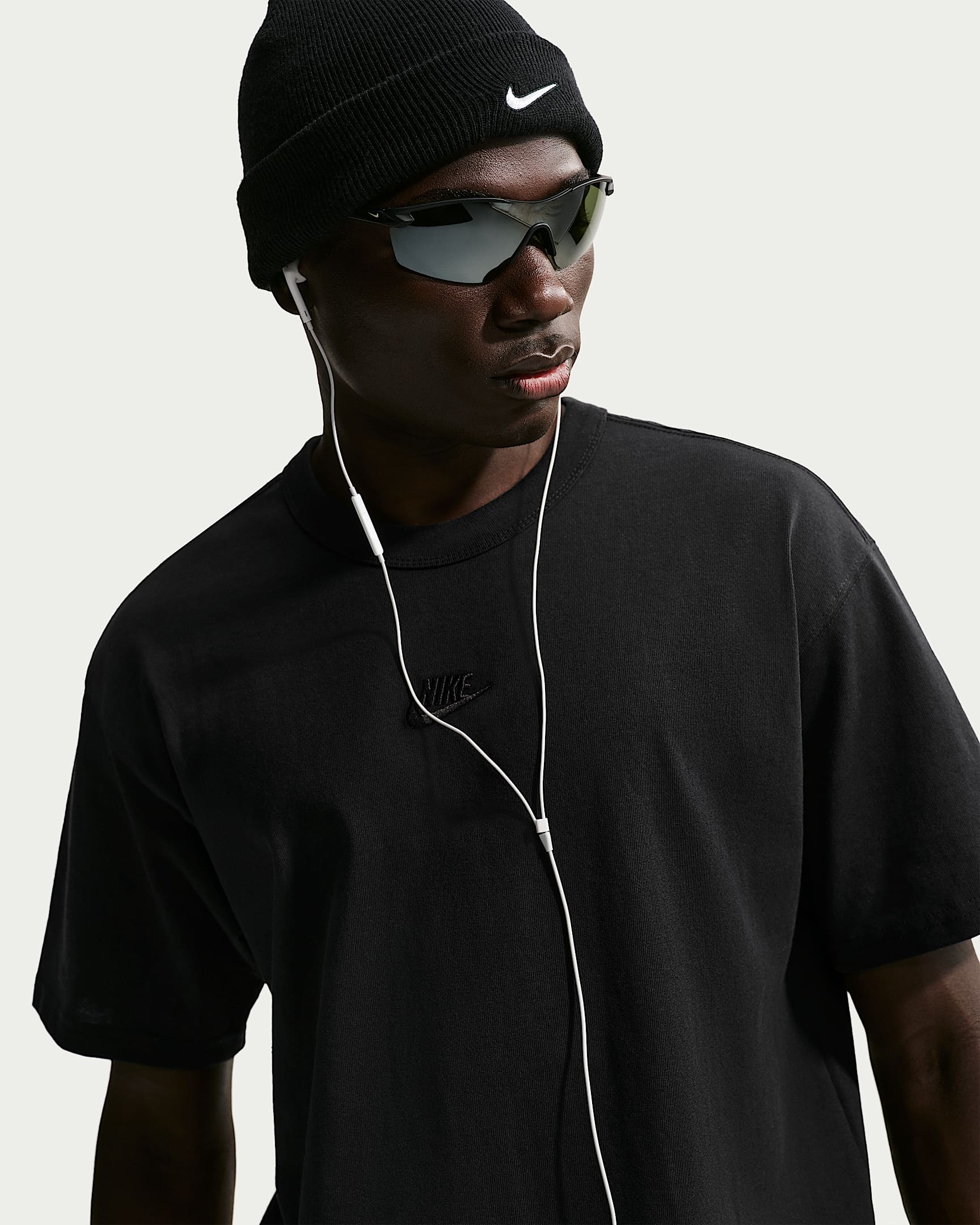 Nike Sportswear Premium Essentials Erkek Tişörtü - Siyah