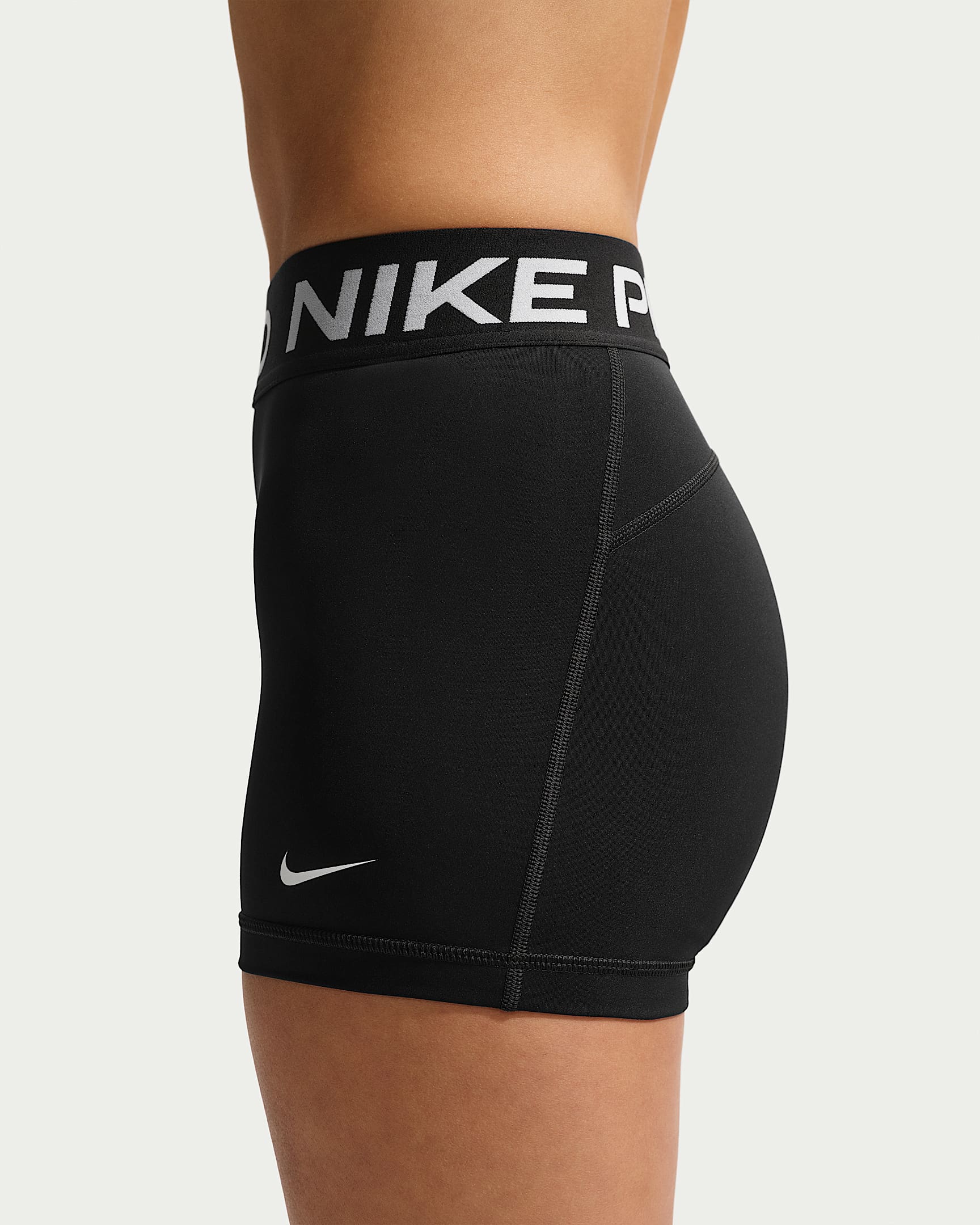 Nike Pro Normal Belli 8 cm Kadın Bisiklet Şortu - Siyah/Beyaz