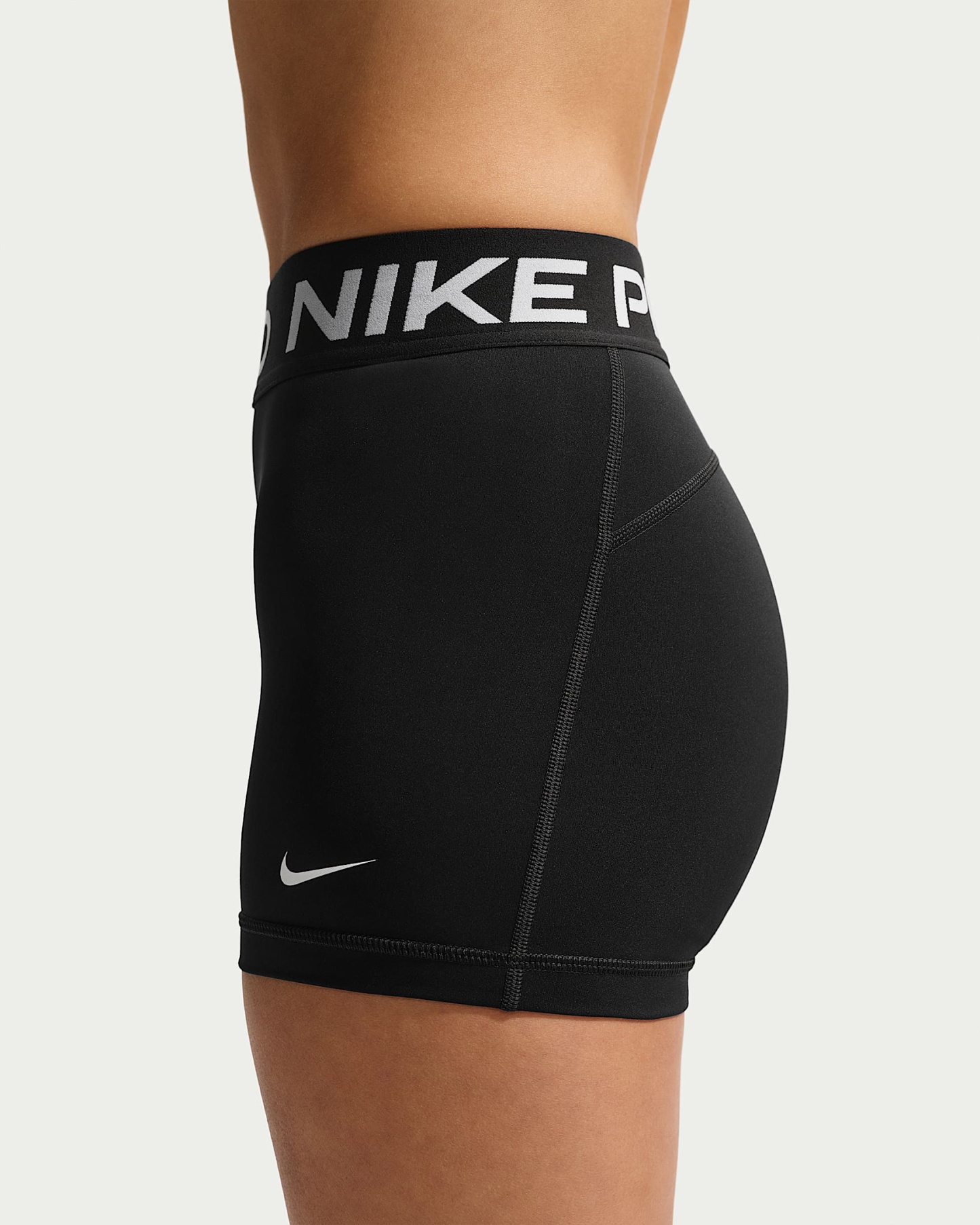Nike Pro Normal Belli 8 cm Kadın Bisiklet Şortu - Siyah/Beyaz