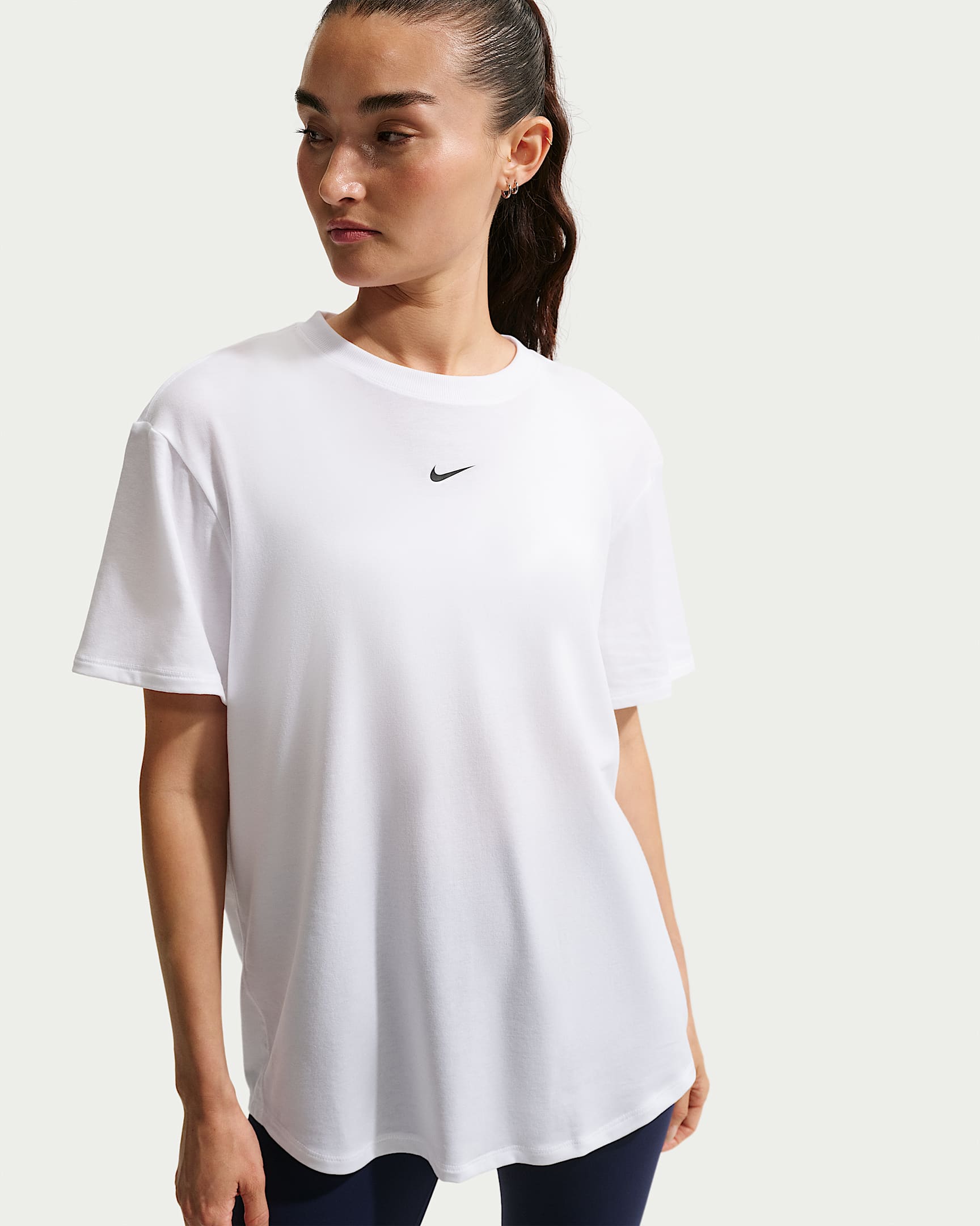 Nike One Relaxed Dri-FIT Kısa Kollu Kadın Üstü - Beyaz/Siyah