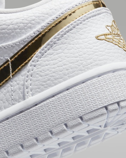 Air Jordan 1 Low SE Kadın Ayakkabısı - Beyaz/Beyaz/Metallic Gold