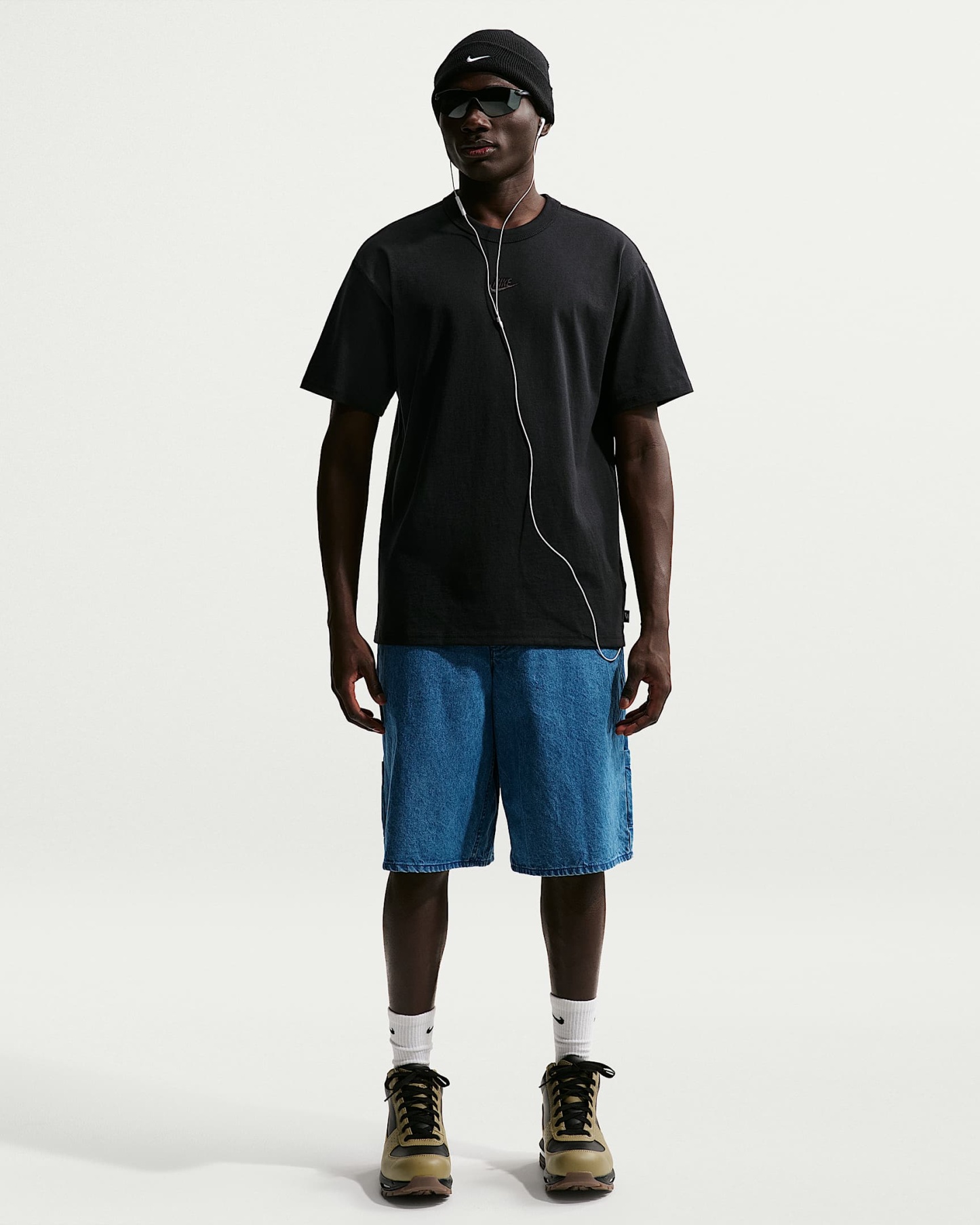 Nike Sportswear Premium Essentials Erkek Tişörtü - Siyah