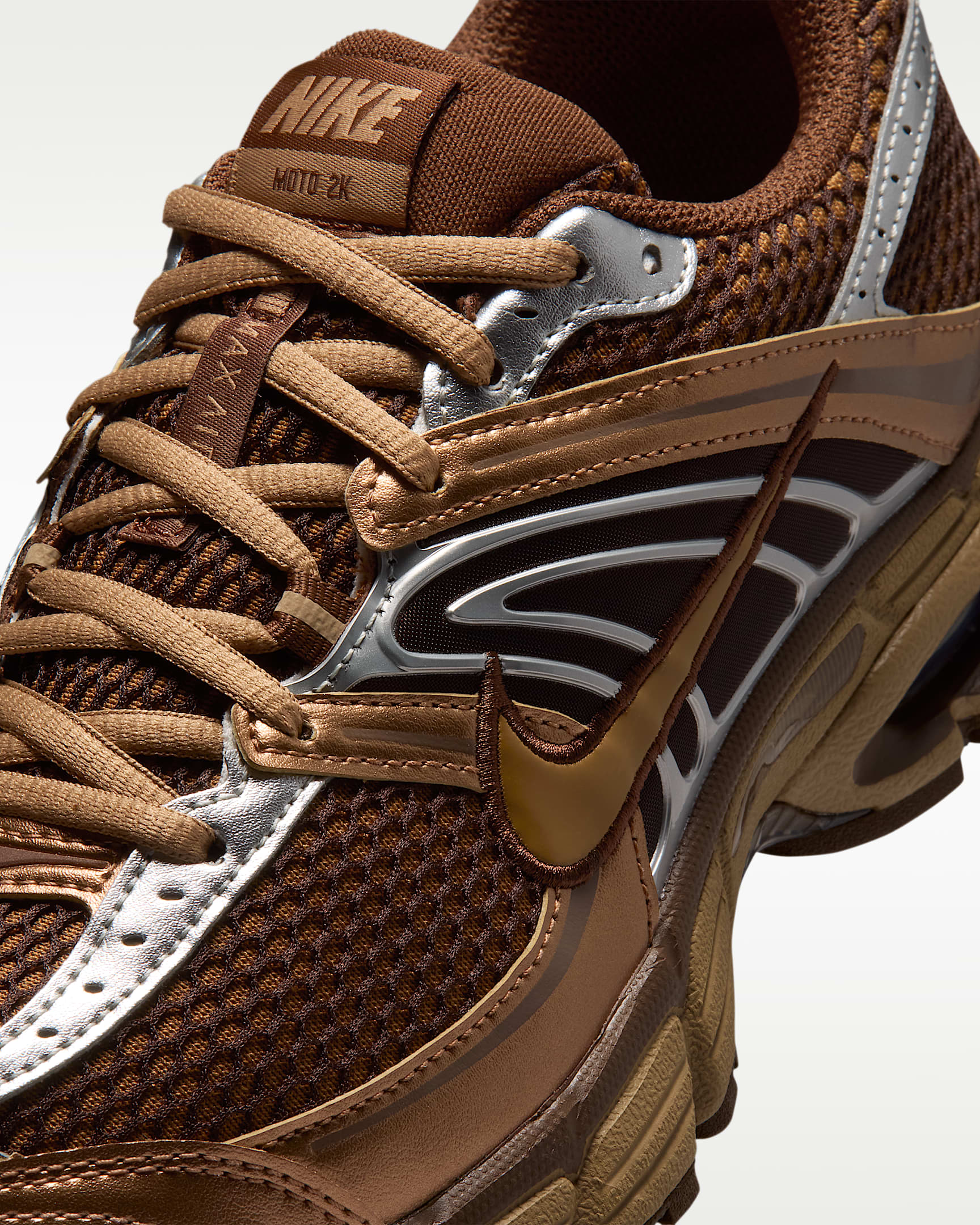 Yansıtıcı Vurgulara Sahip Nike Air Max Moto 2K Kadın Ayakkabısı - Light British Tan/Cacao Wow/Metallic Silver/Dark Driftwood