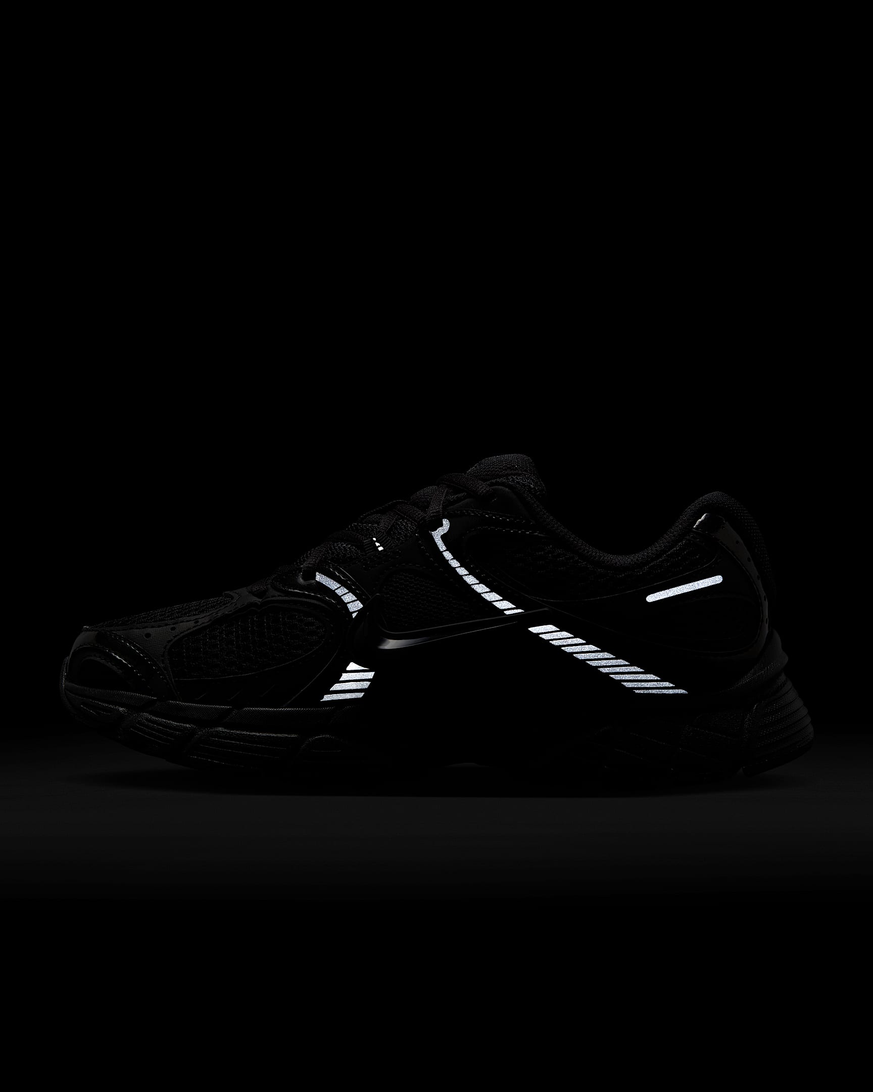 Nike V5 RNR Yansıtıcı Tasarım Vurgulu Kadın Ayakkabısı - Siyah/Anthracite/Siyah