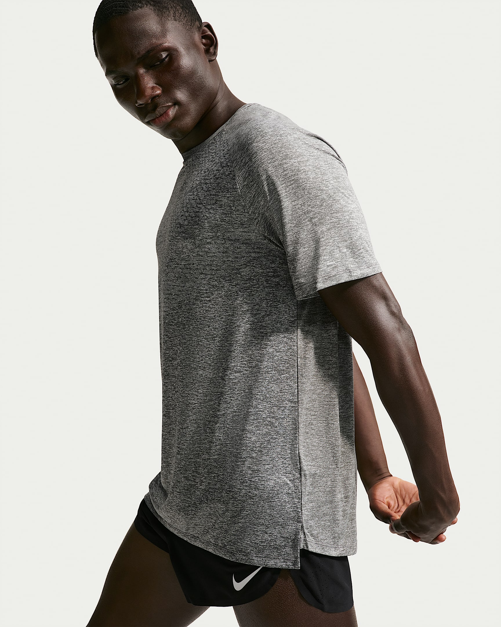 Nike Stride Dri-FIT ADV Kısa Kollu Erkek Koşu Üstü - Smoke Grey/Heather