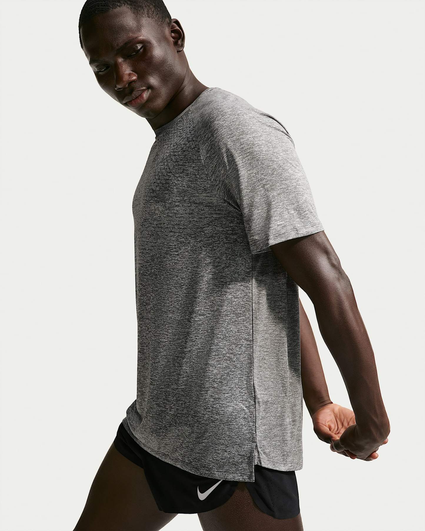 Nike Stride Dri-FIT ADV Kısa Kollu Erkek Koşu Üstü - Smoke Grey/Heather