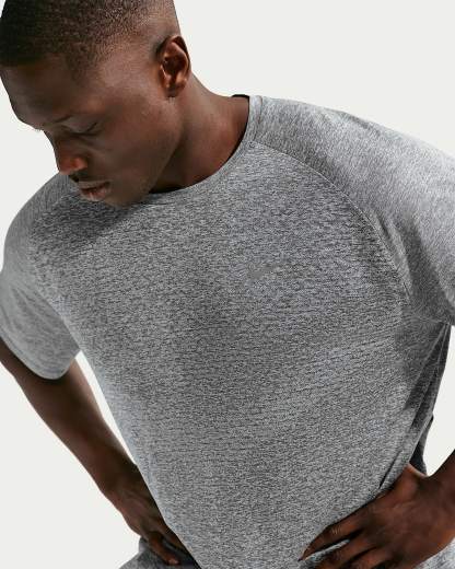 Nike Stride Dri-FIT ADV Kısa Kollu Erkek Koşu Üstü - Smoke Grey/Heather