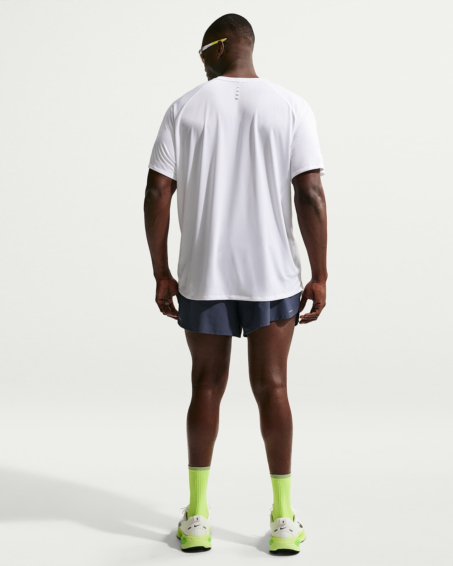 Nike Stride Dri-FIT ADV Kısa Kollu Erkek Koşu Üstü - Beyaz