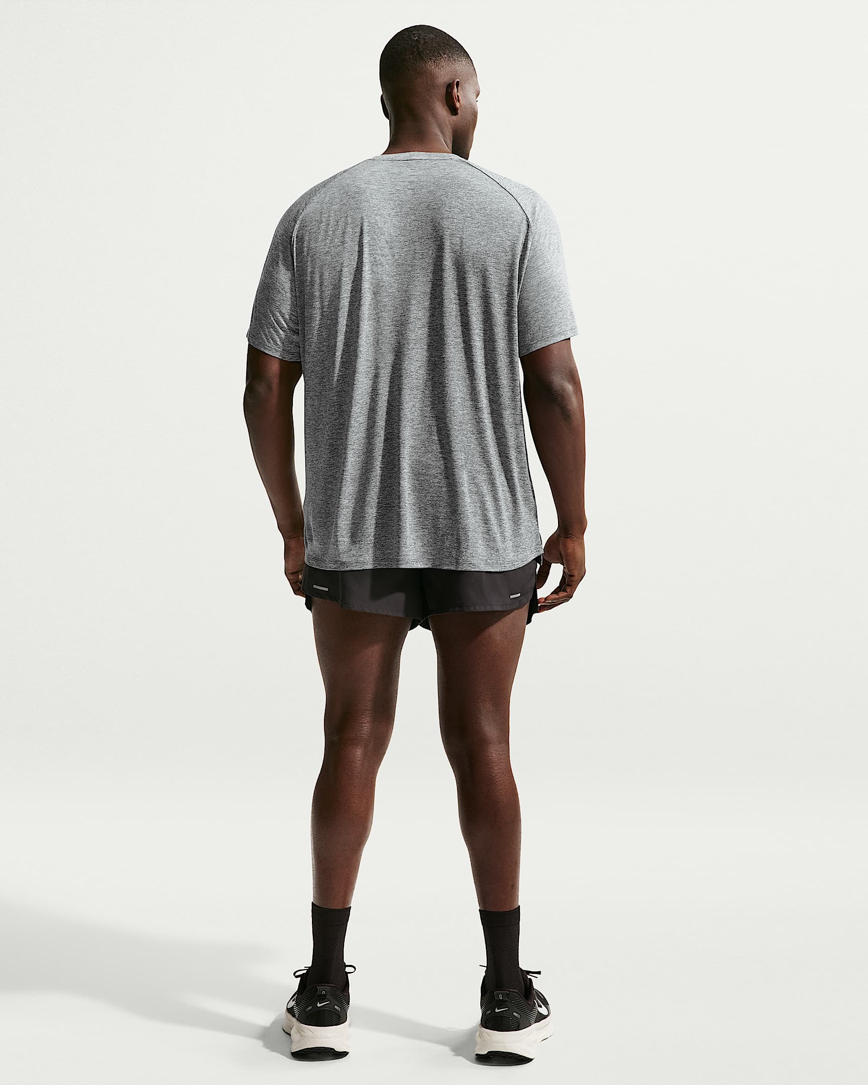 Nike Stride Dri-FIT ADV Kısa Kollu Erkek Koşu Üstü - Smoke Grey/Heather