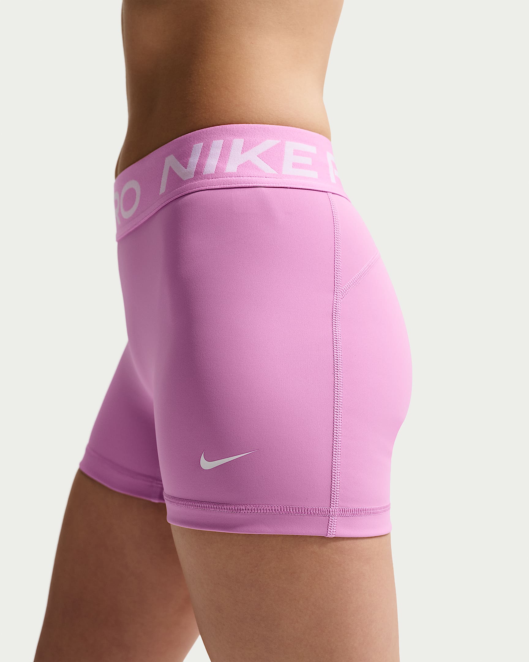 Nike Pro Normal Belli 8 cm Kadın Bisiklet Şortu - Light Magenta/Beyaz