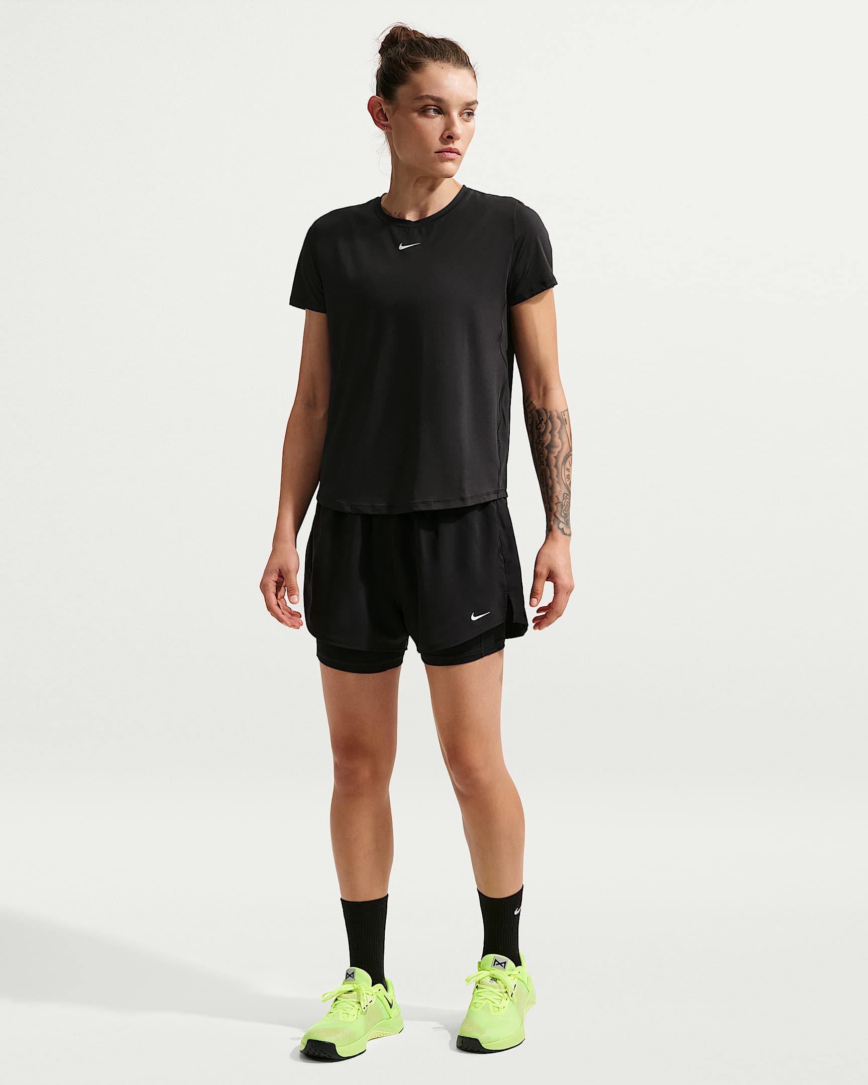 Nike One Classic Dri-FIT Kısa Kollu Kadın Üstü - Siyah/Beyaz