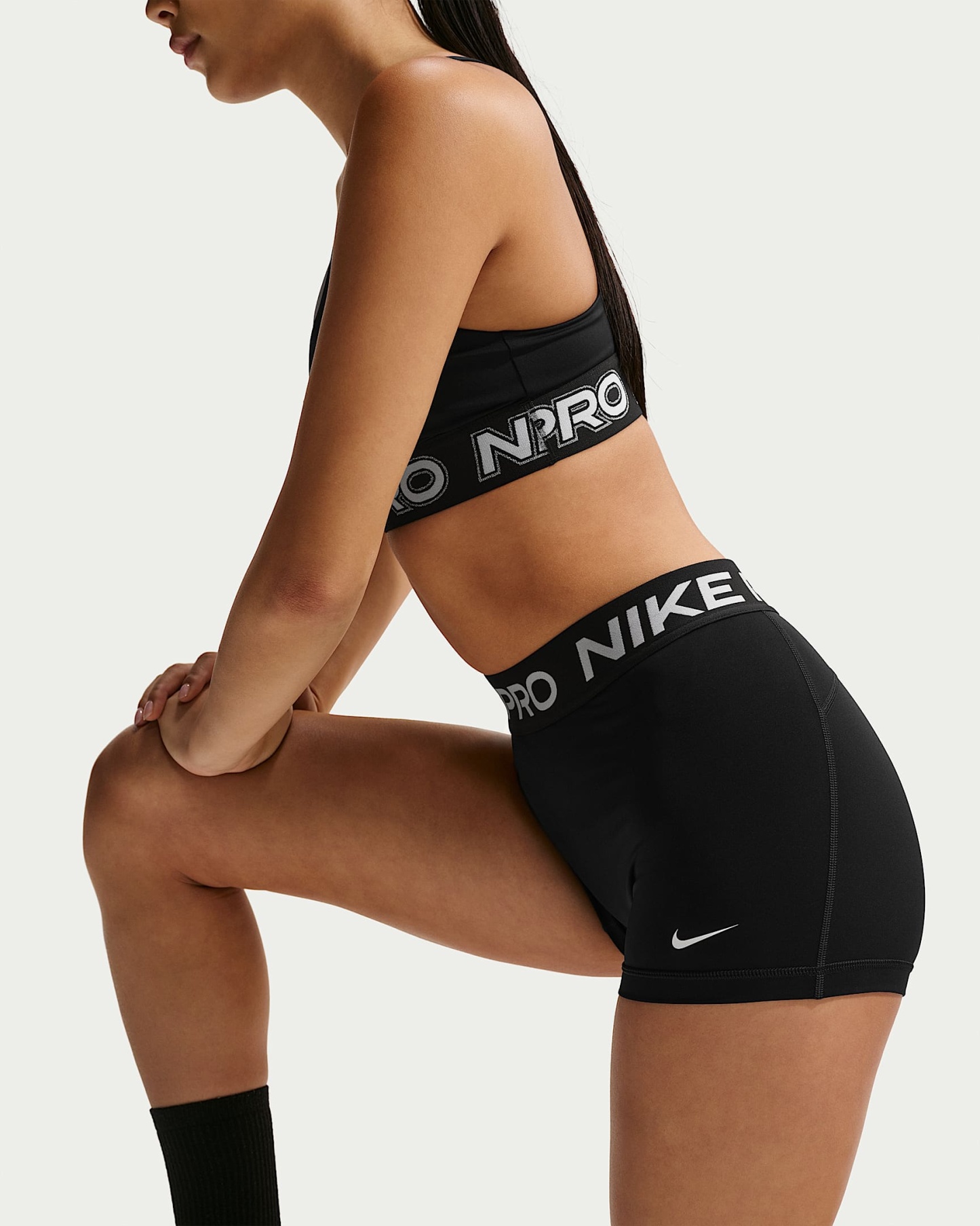 Nike Pro Normal Belli 8 cm Kadın Bisiklet Şortu - Siyah/Beyaz