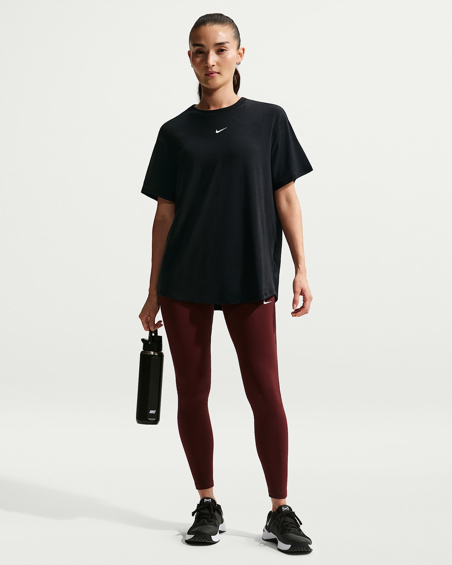Nike One Relaxed Dri-FIT Kısa Kollu Kadın Üstü - Siyah/Beyaz
