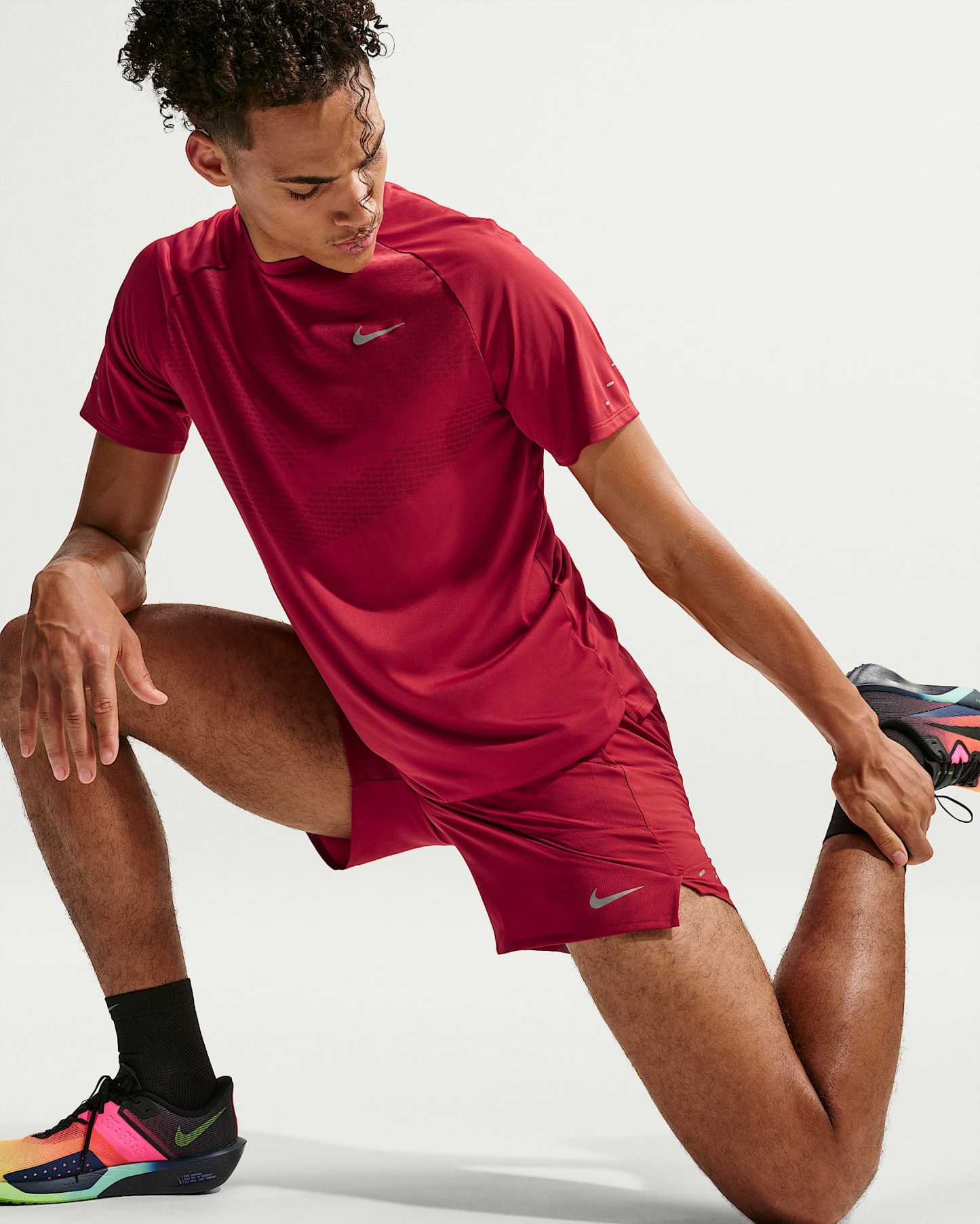 Nike Stride Dri-FIT 18 cm Slip Astarlı Erkek Koşu Şortu - Tough Red/Reflective Silver